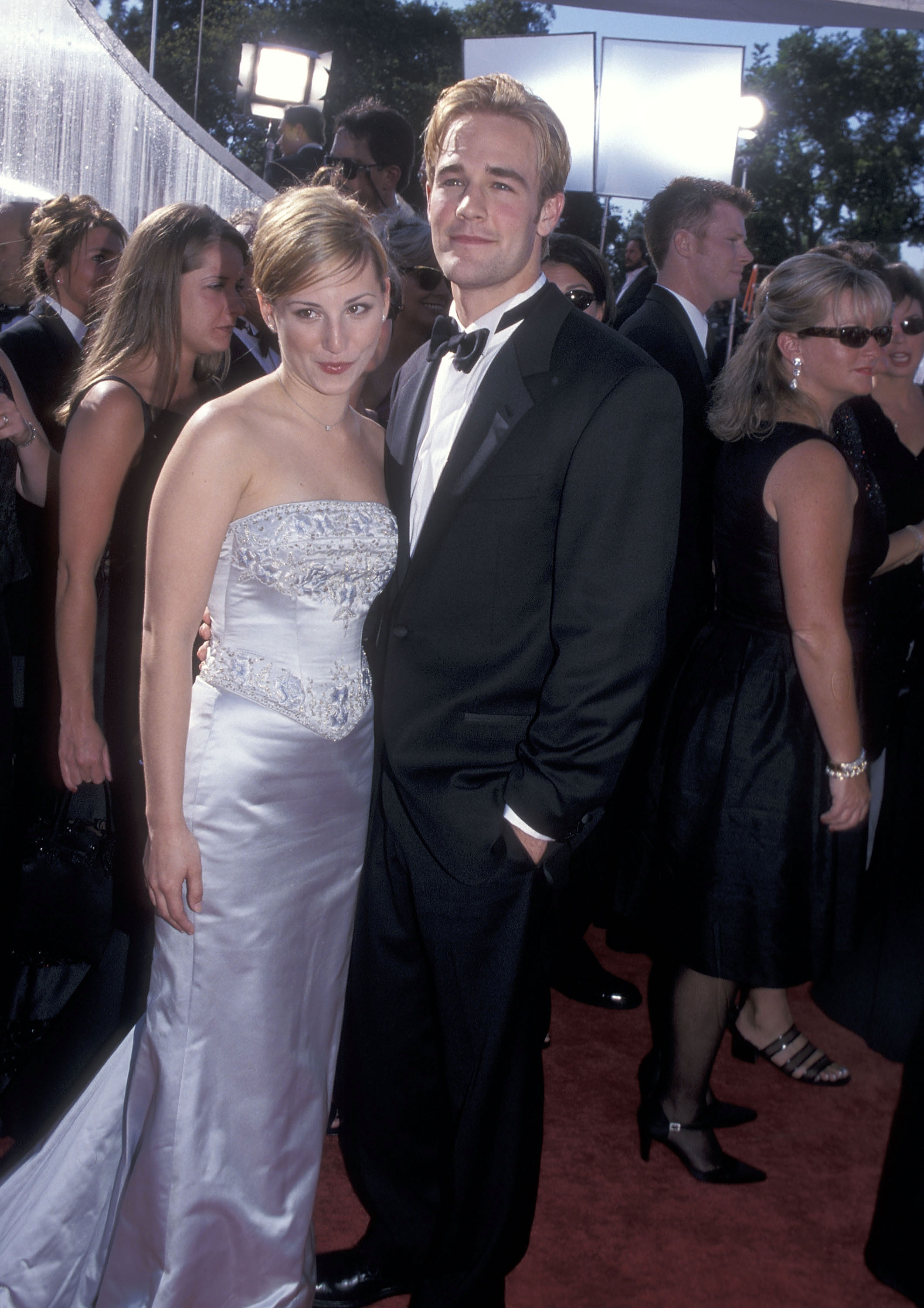 Heather McComb y James Van Der Beek en la 51 edición de los Premios Emmy en Los Ángeles, California, el 12 de septiembre de 1999. | Fuente: Getty Images