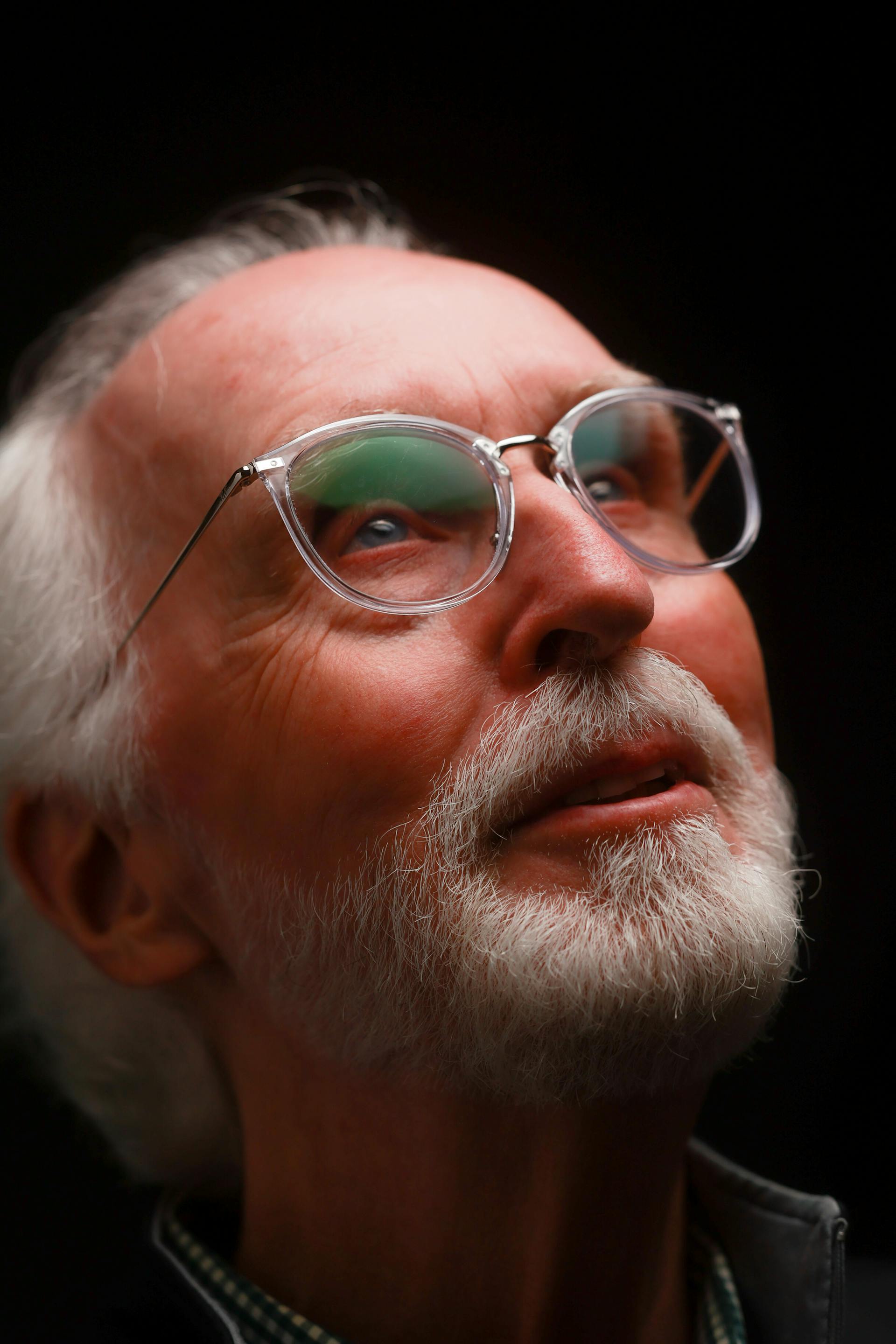 Un anciano con gafas | Fuente: Pexels