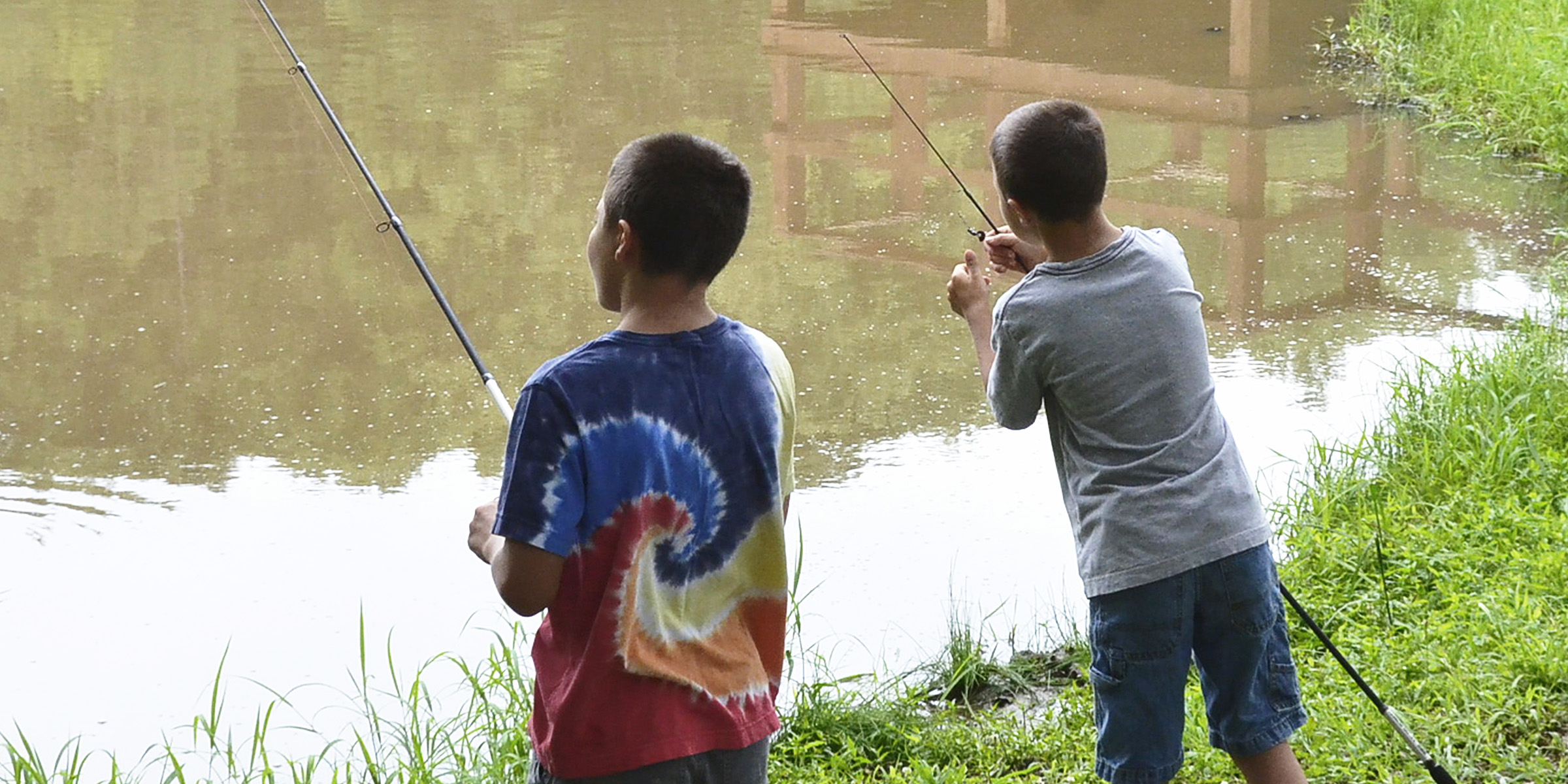 Dos chicos pescando | Fuente: Flickr