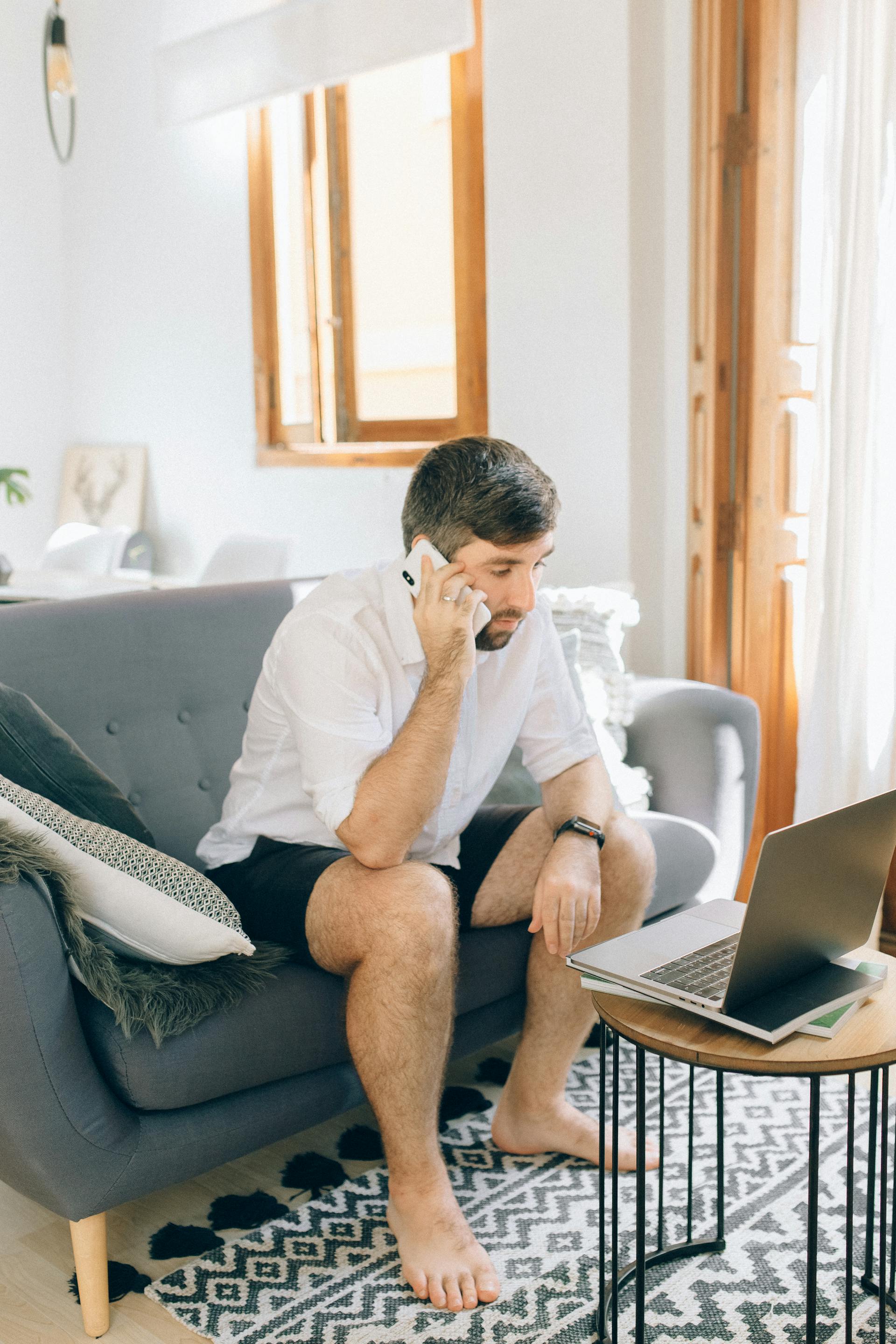 Un hombre hablando por teléfono | Fuente: Pexels