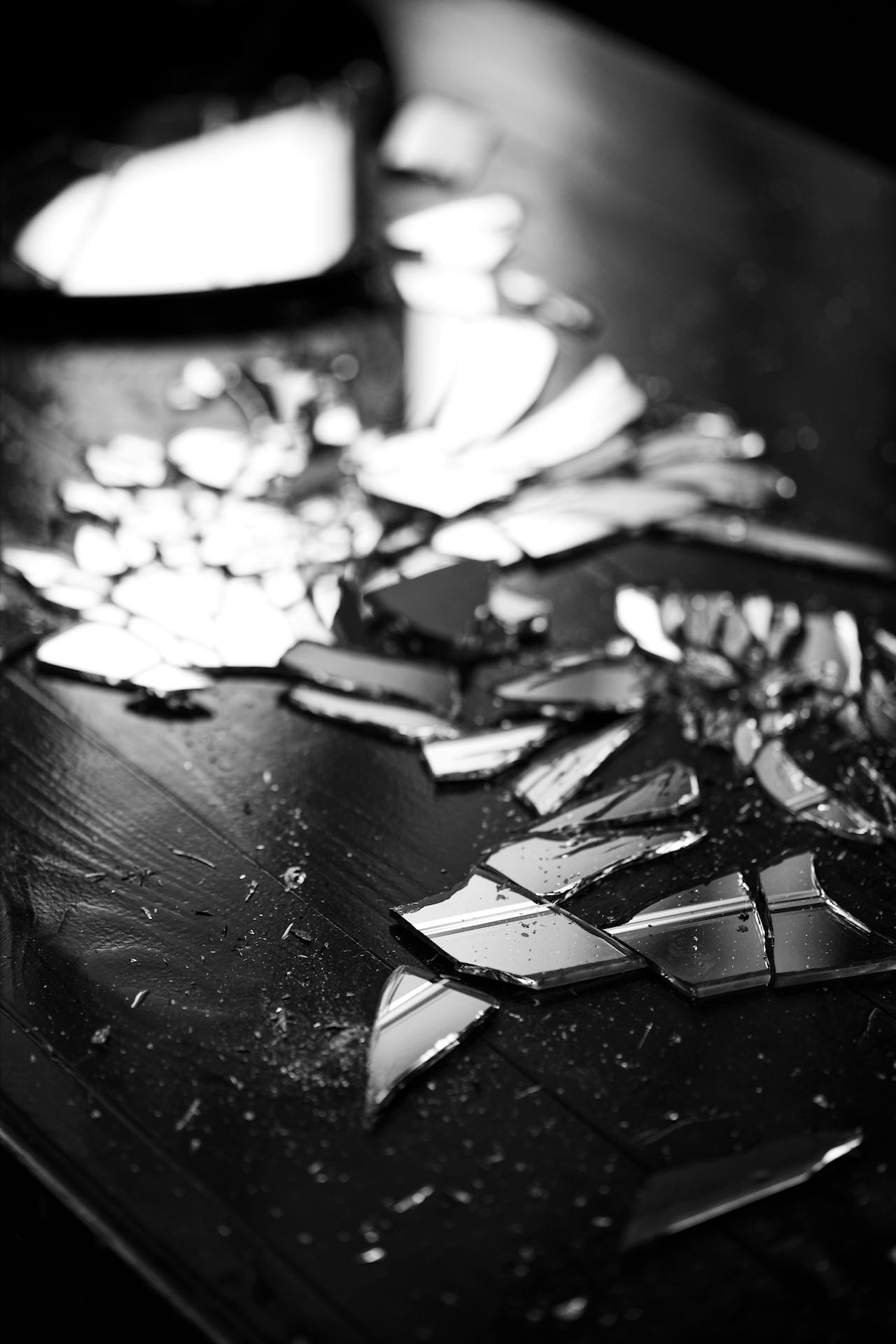 Captura en escala de grises de fragmentos de vidrio | Fuente: Pexels