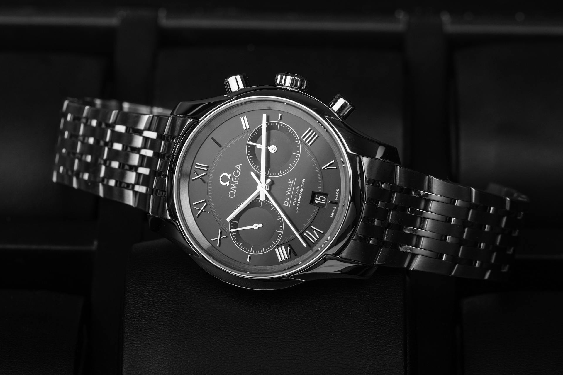 Un primer plano del reloj de pulsera Omega | Fuente: Pexels