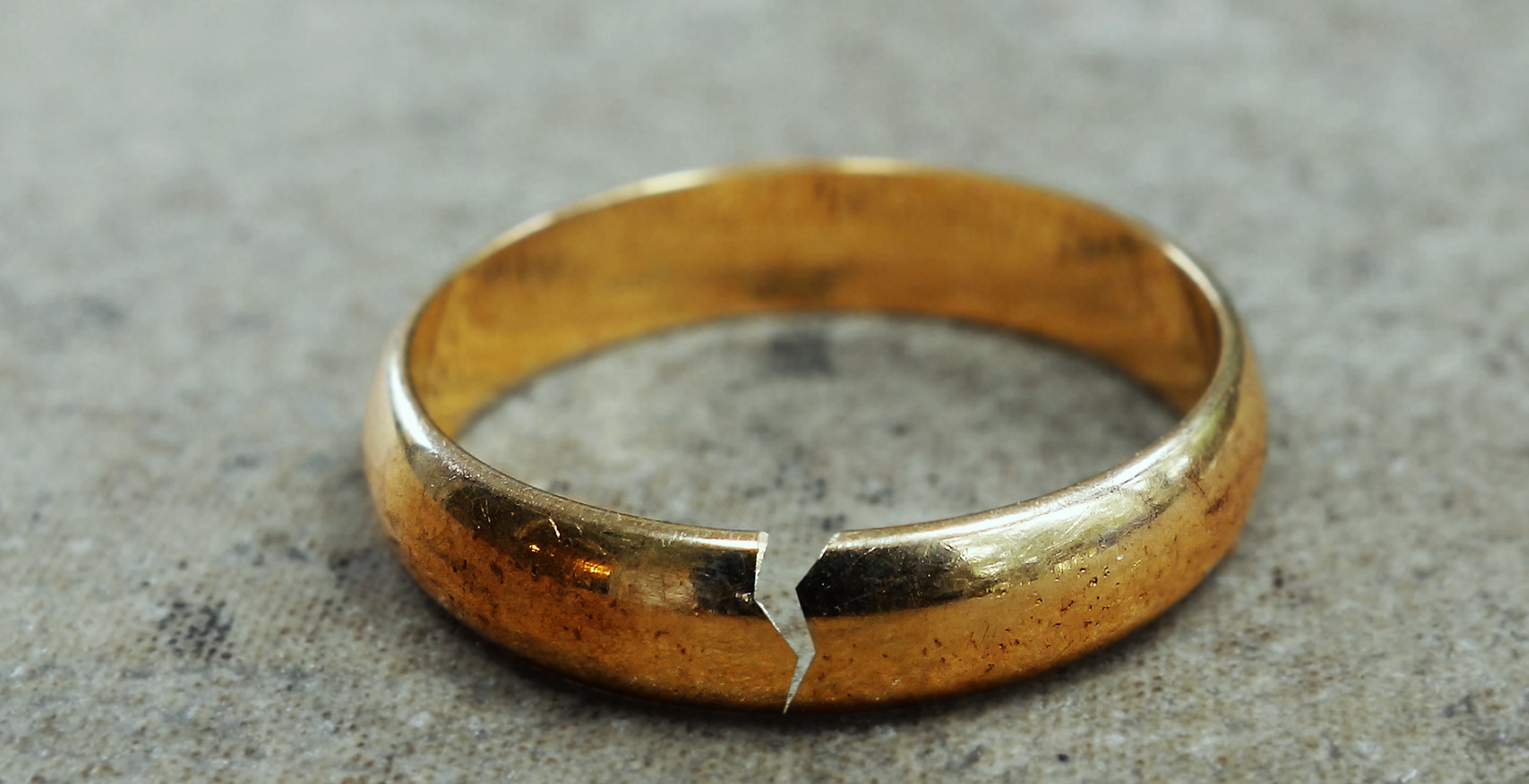 A broken wedding ring | Source: Shutterstock