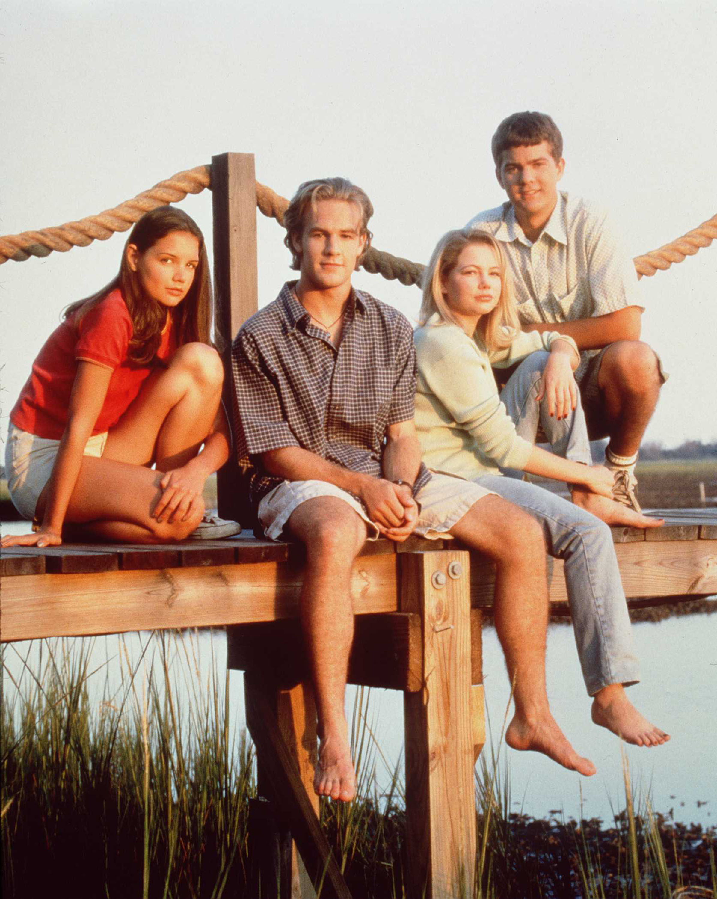 El elenco de "Dawson's Creek", incluyendo a James Van Der Beek, Katie Holmes, Michelle Williams y Joshua Jackson; foto tomada en 1997 | Fuente: Getty Images