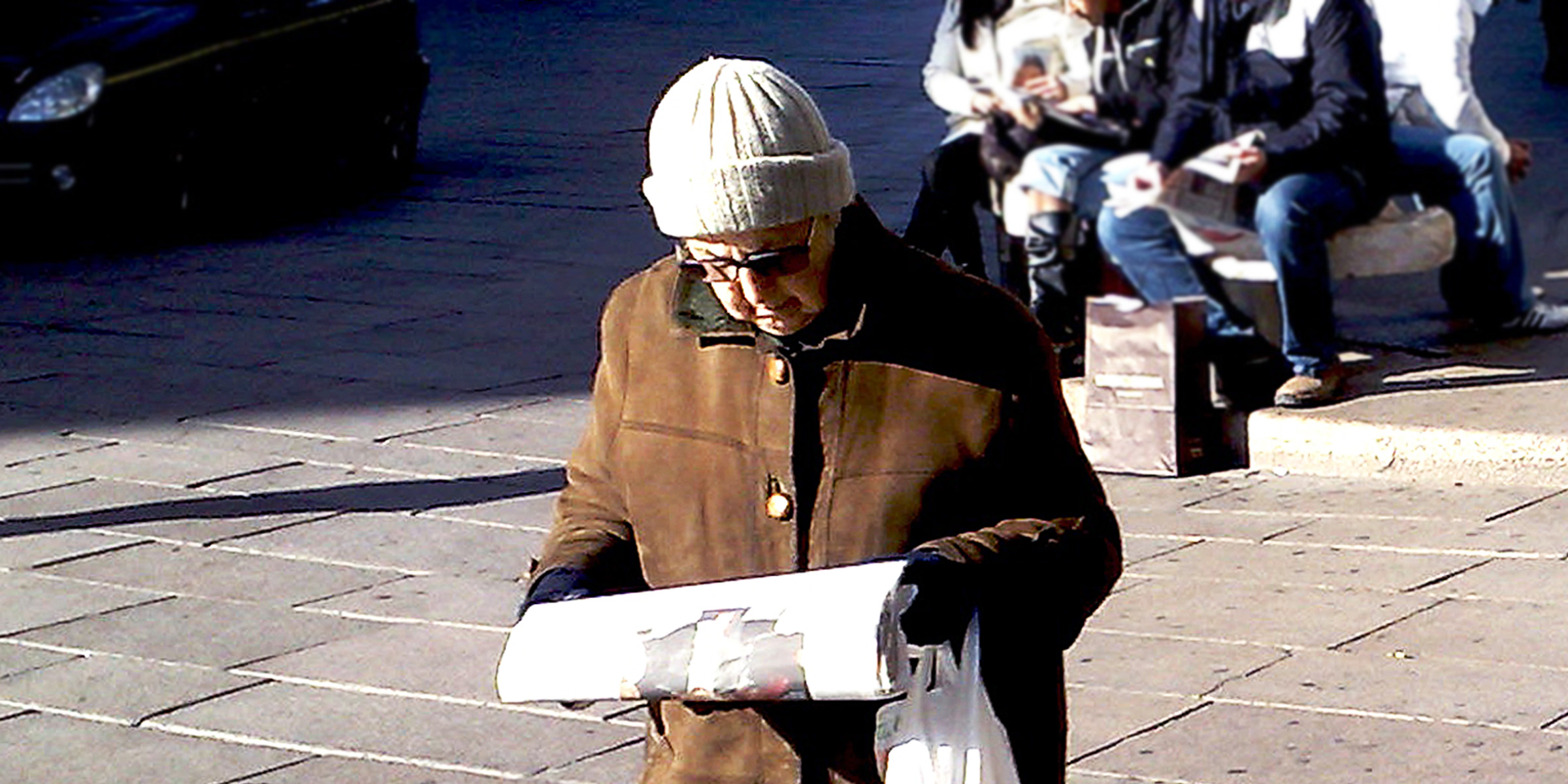 Una persona mayor caminando por la calle | Fuente: Flickr
