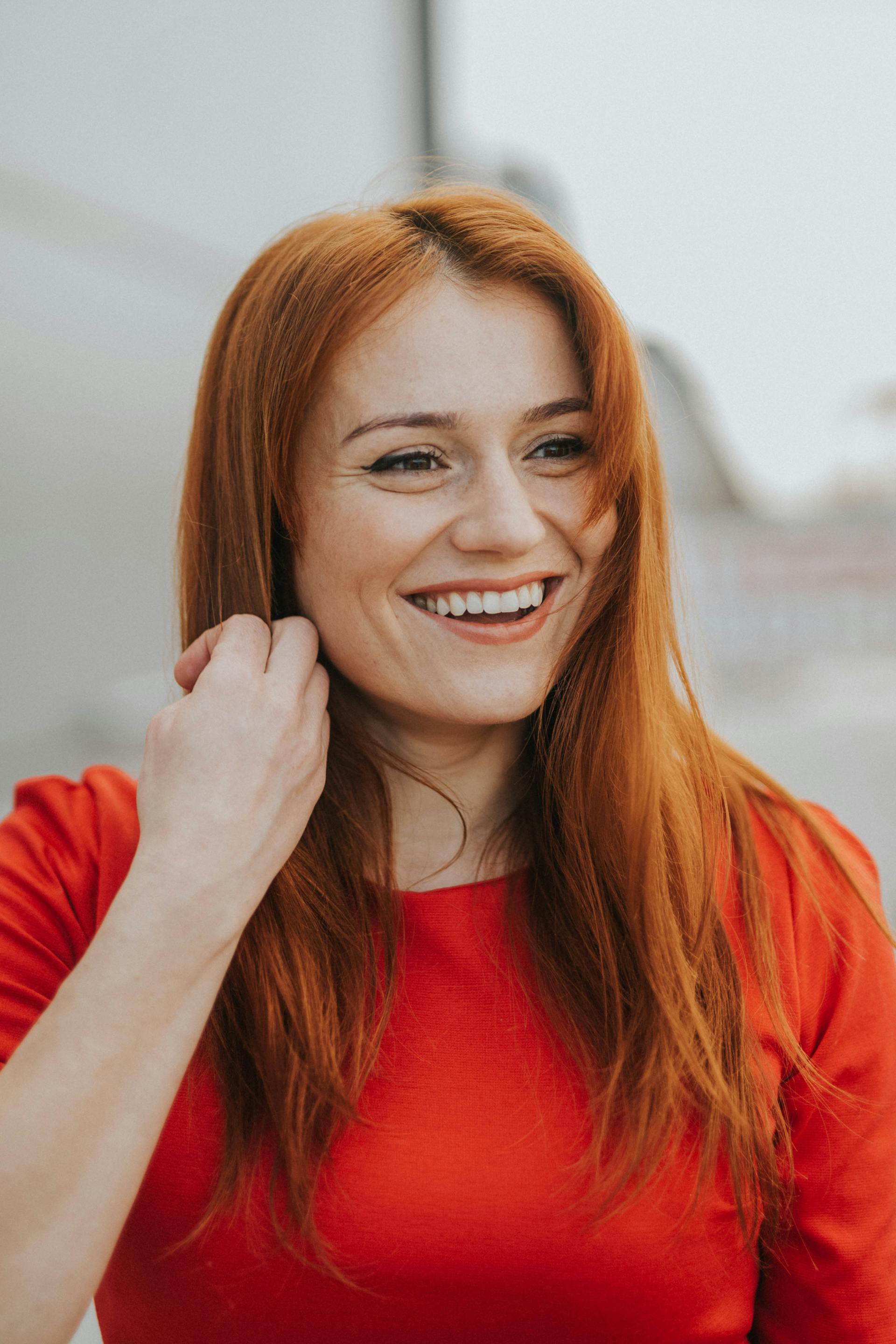 Una mujer riendo | Fuente: Pexels