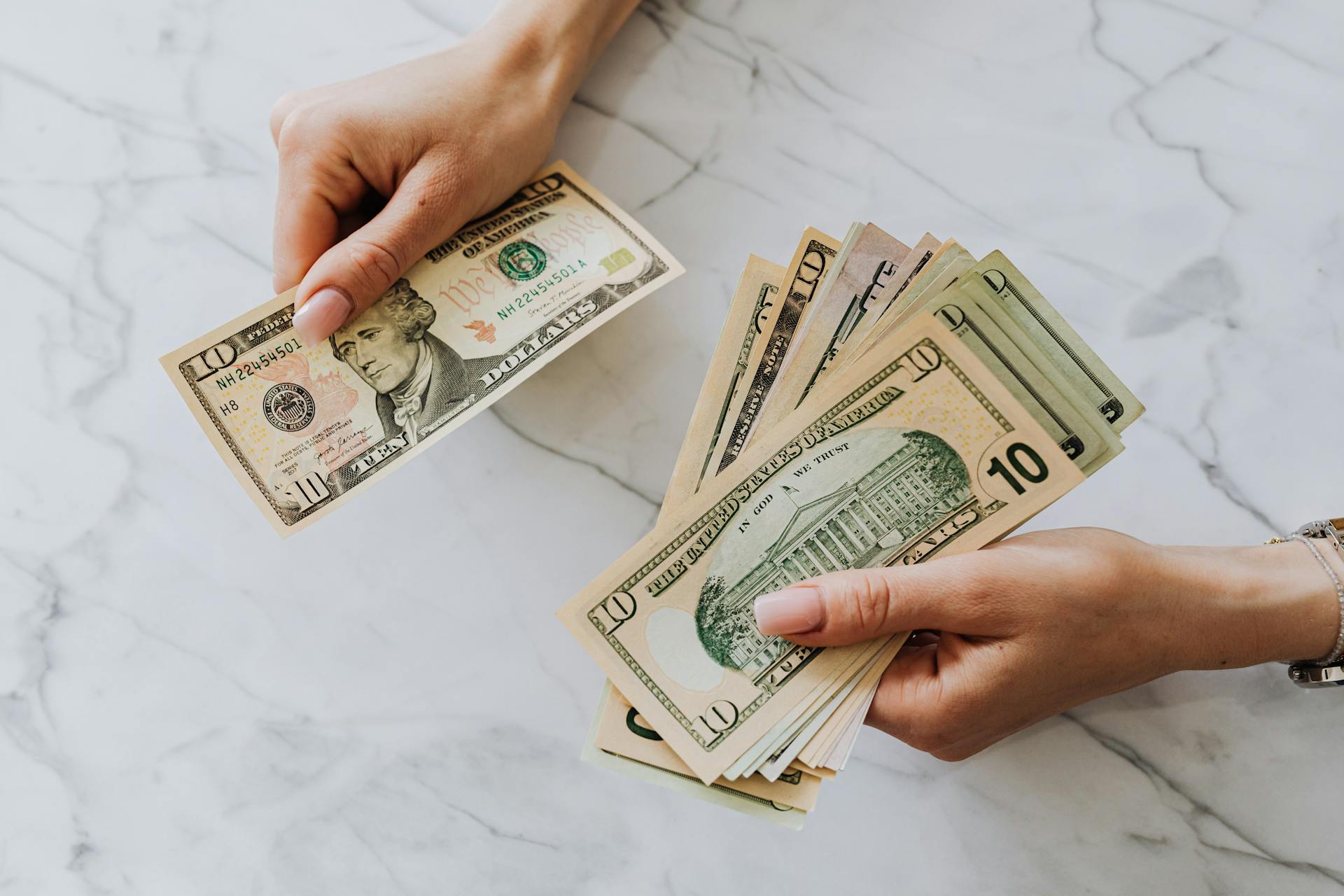 Una mujer con dinero en la mano | Fuente: Pexels