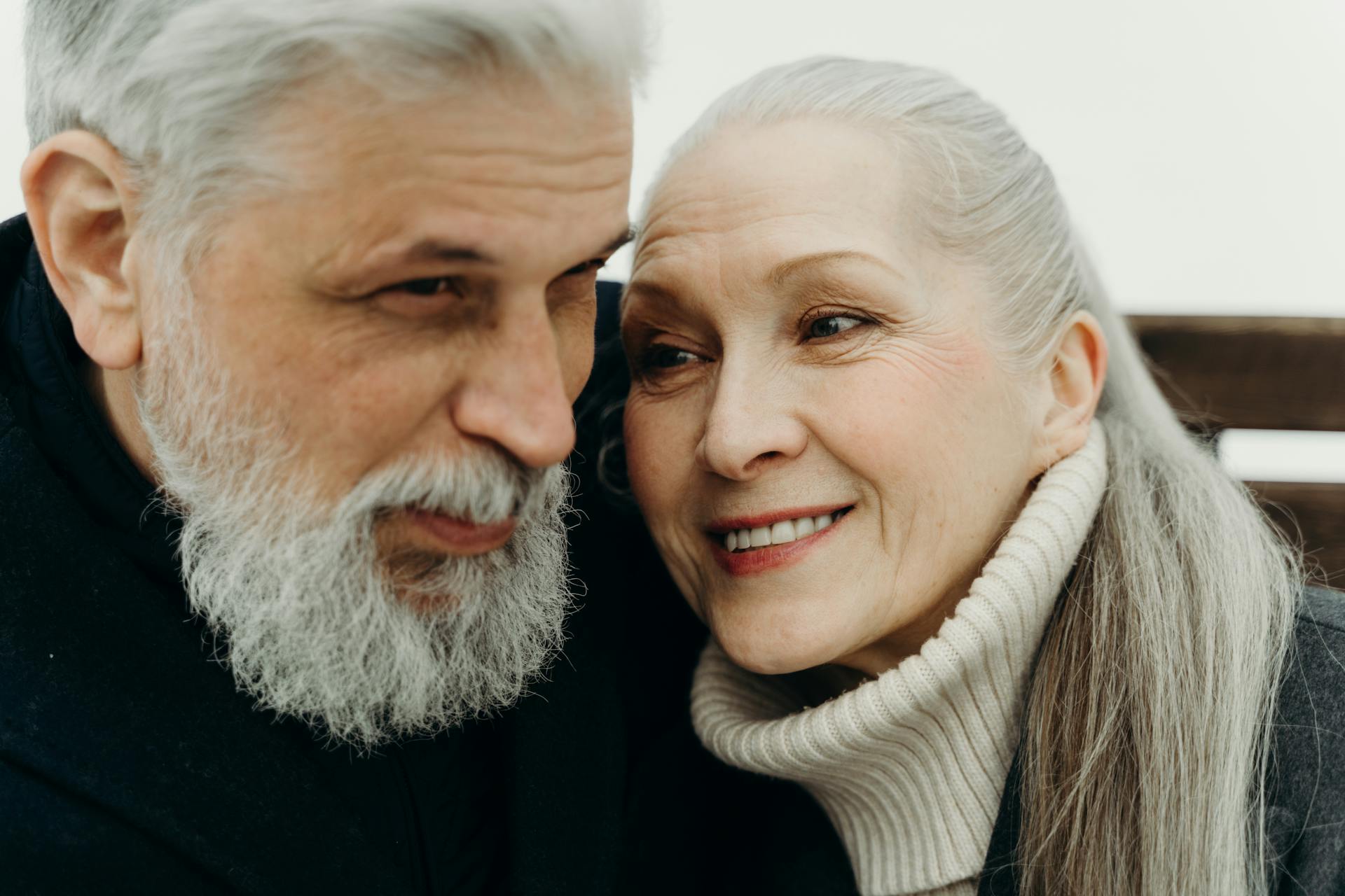 Una pareja de ancianos sonriendo juntos | Fuente: Pexels