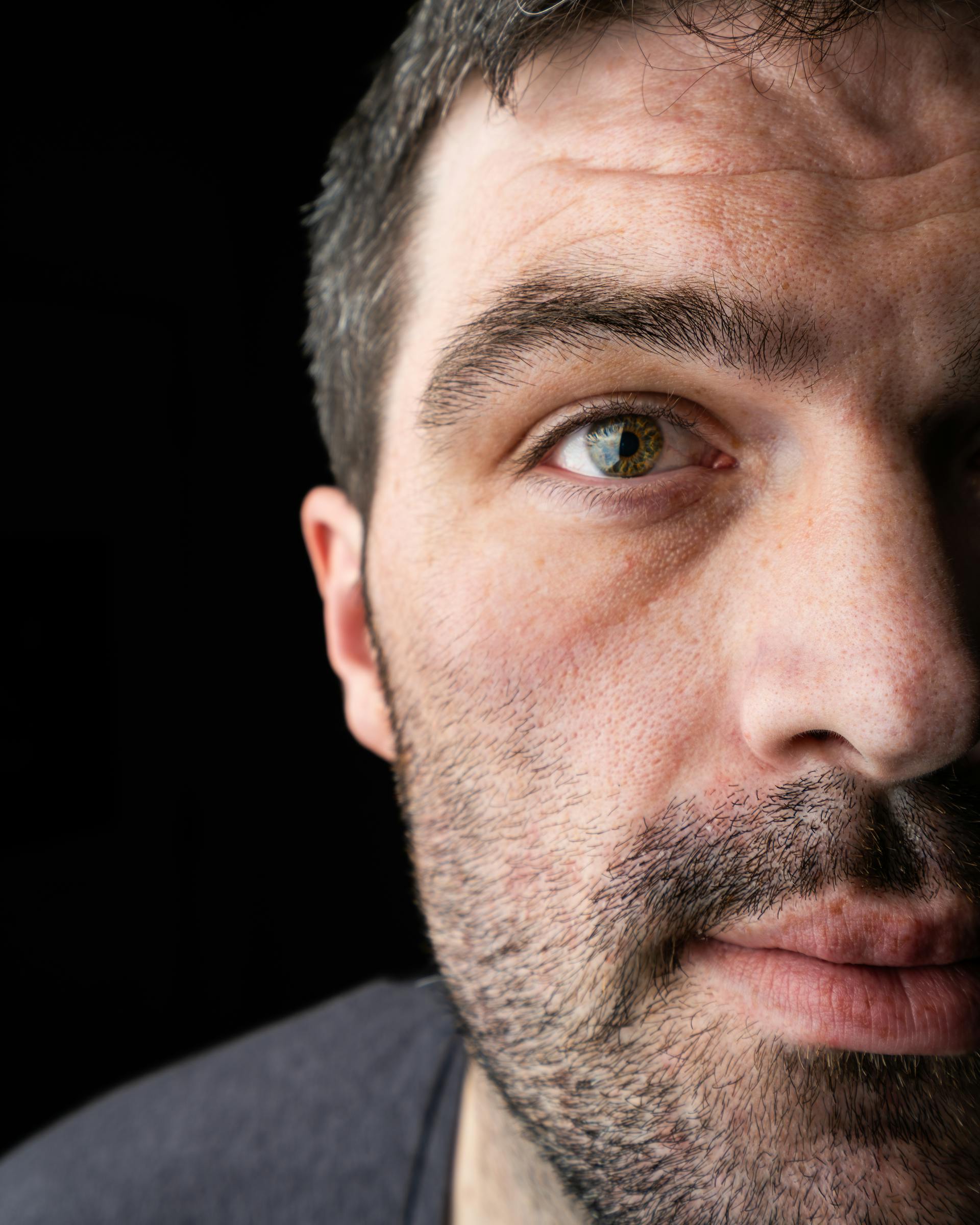 Un hombre con una mirada intensa | Fuente: Pexels
