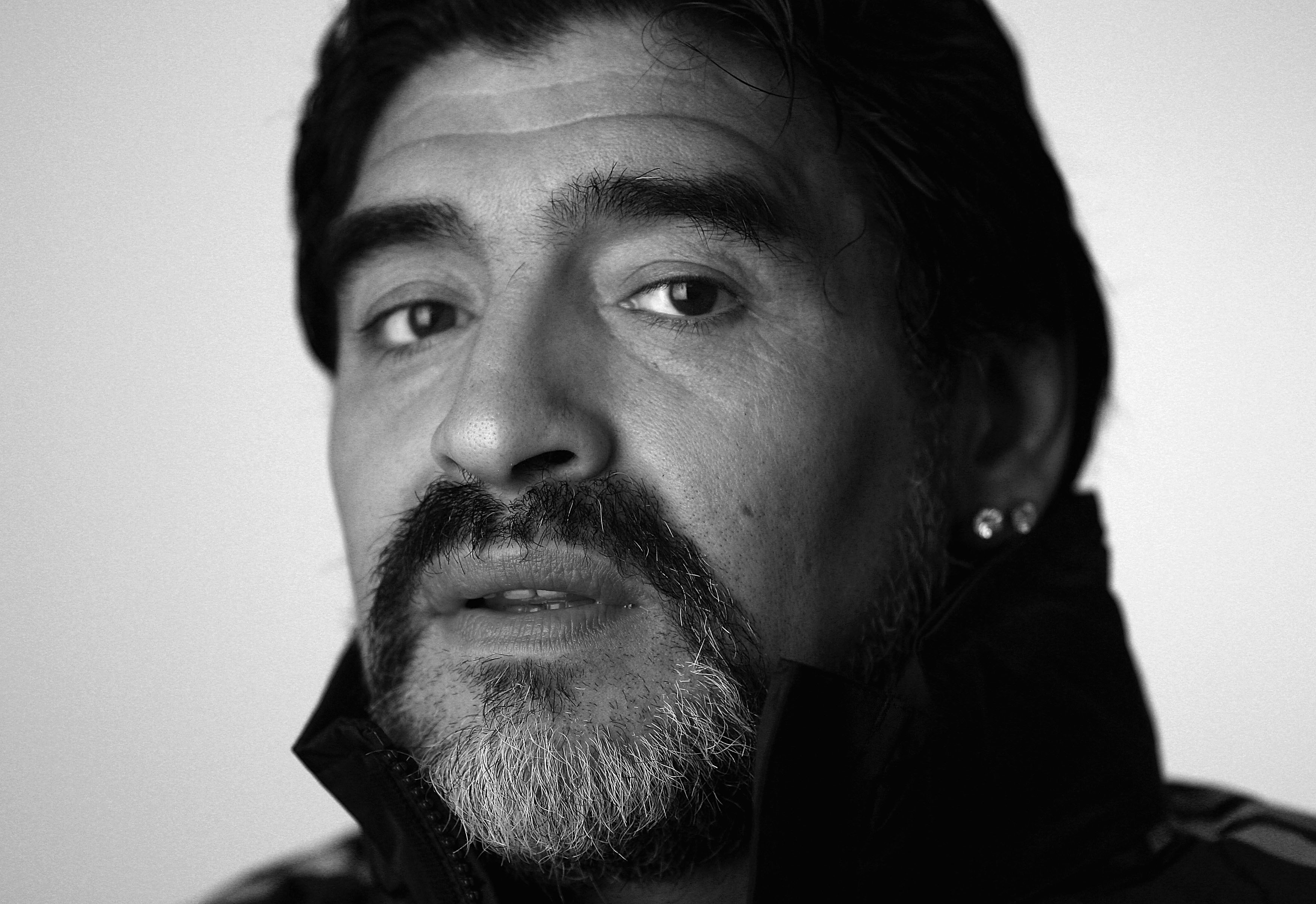 Diego Maradona, entrenador de Argentina, posa durante la sesión oficial de retratos de la Copa Mundial de la FIFA 2010 el 5 de junio de 2010 en Pretoria, Sudáfrica. | Fuente: Getty Images