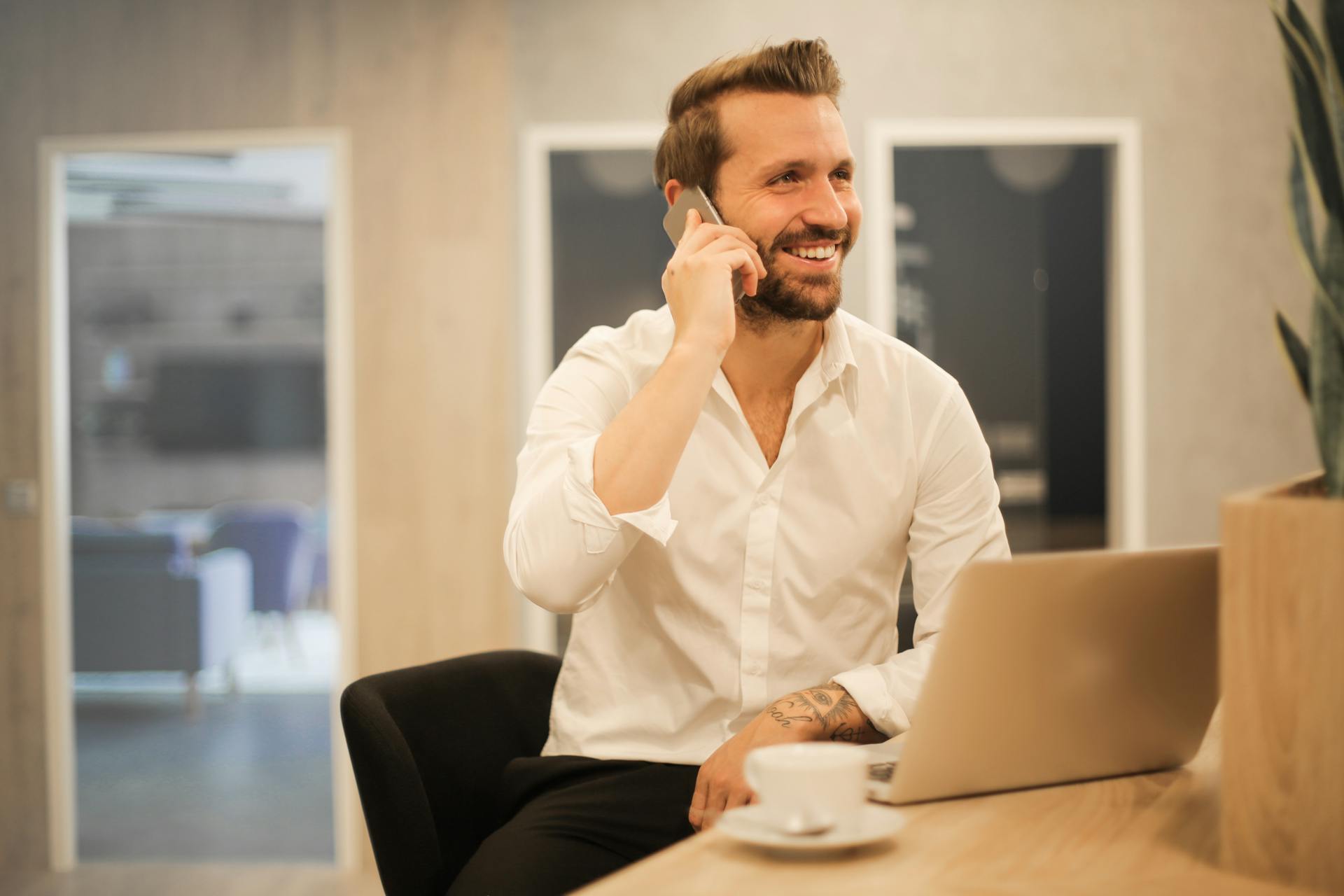 Un hombre hablando por teléfono | Fuente: Pexels