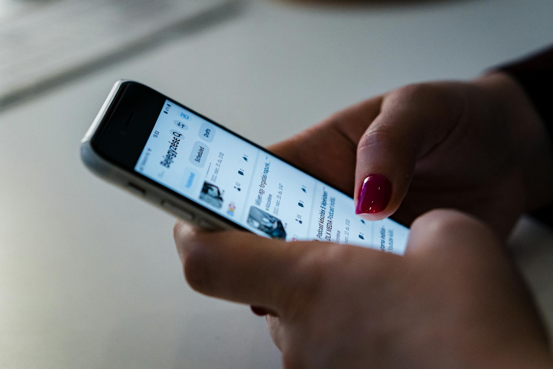 Una mujer utilizando su teléfono móvil | Fuente: Pexels