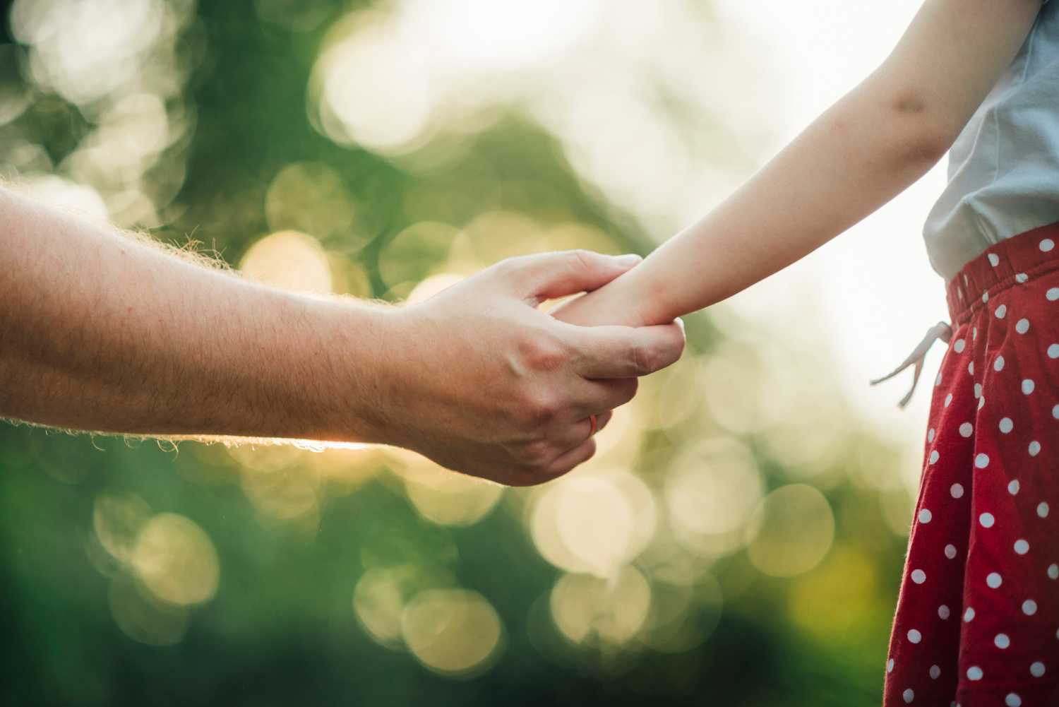 Un padre tomando de la mano a su hija | Fuente: Freepik