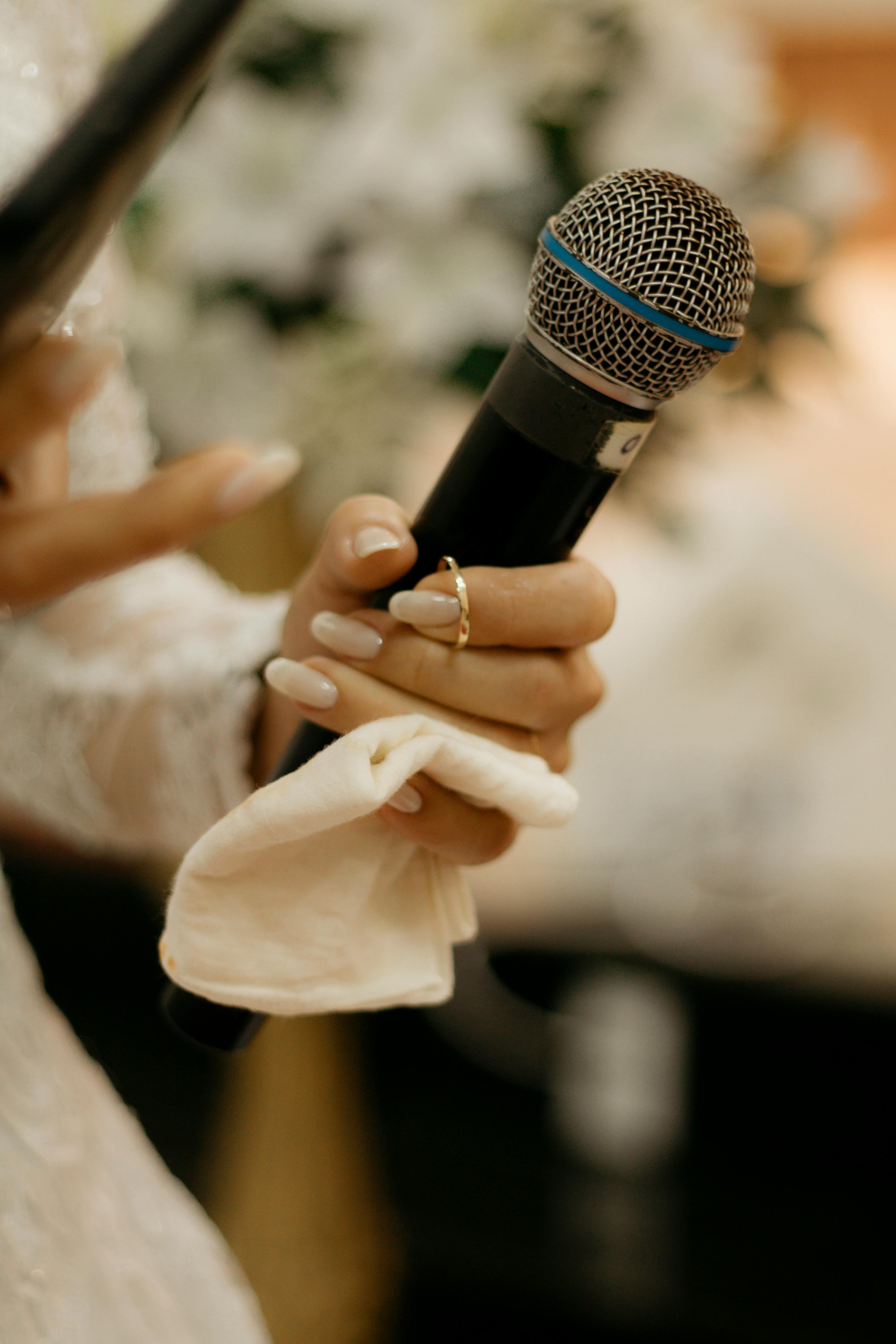 Una mujer sujetando un micrófono | Fuente: Pexels