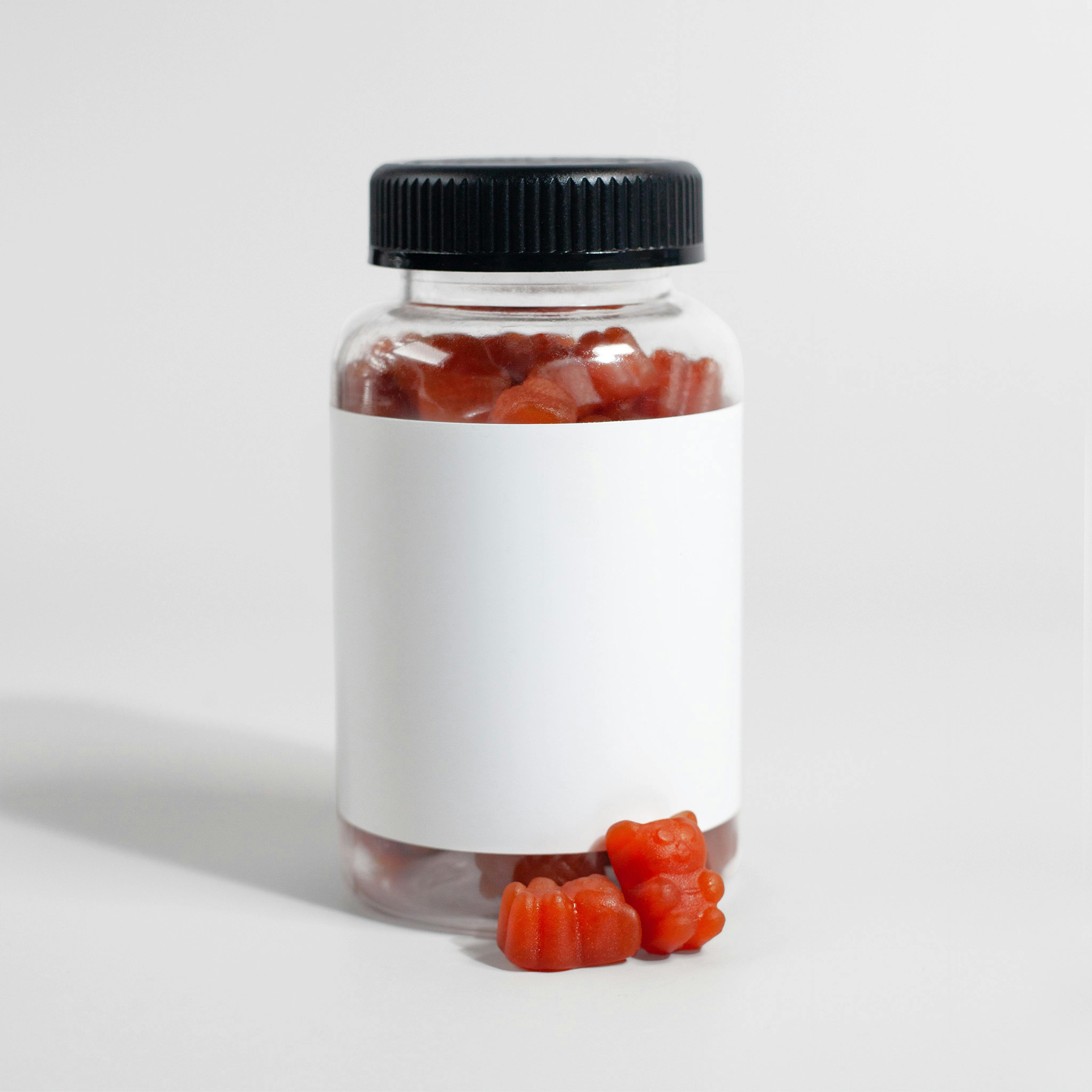 Un frasco de suplementos con forma de osito de gominola | Fuente: Pexels