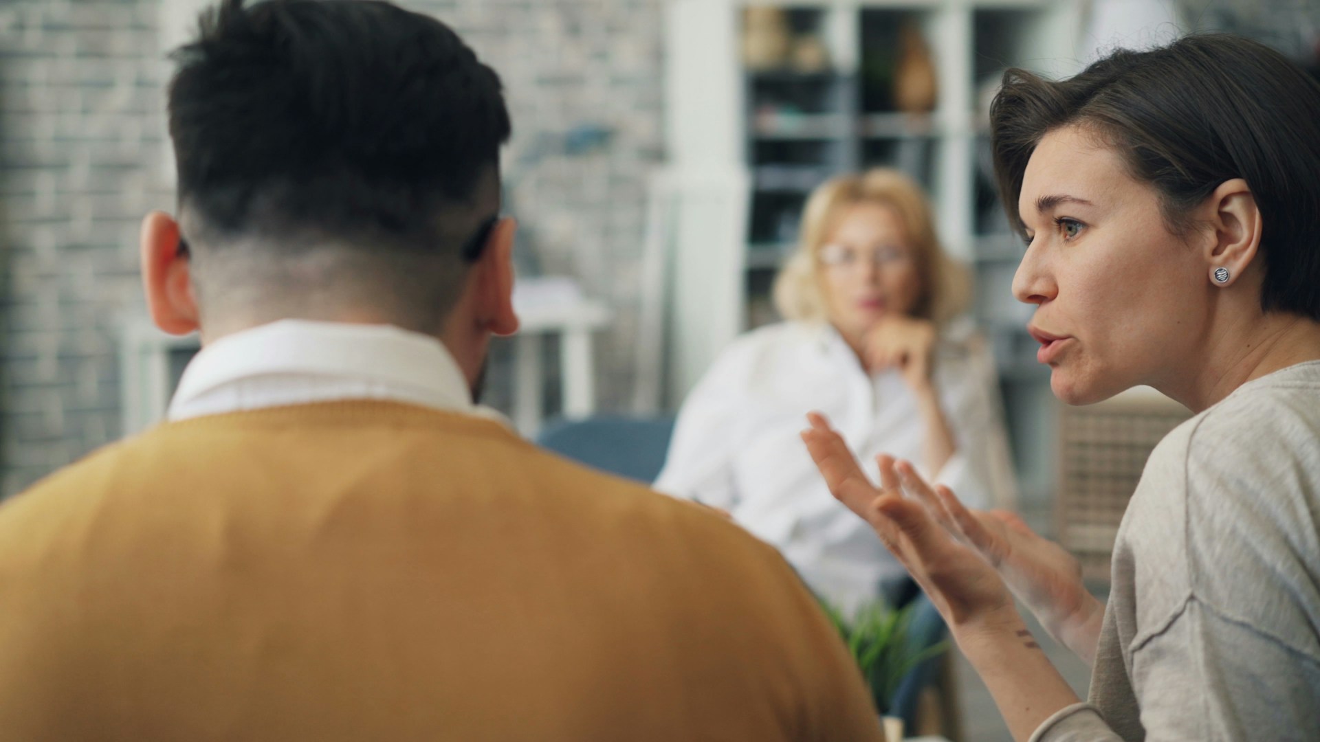 Gente discutiendo en una oficina | Fuente: Unsplash
