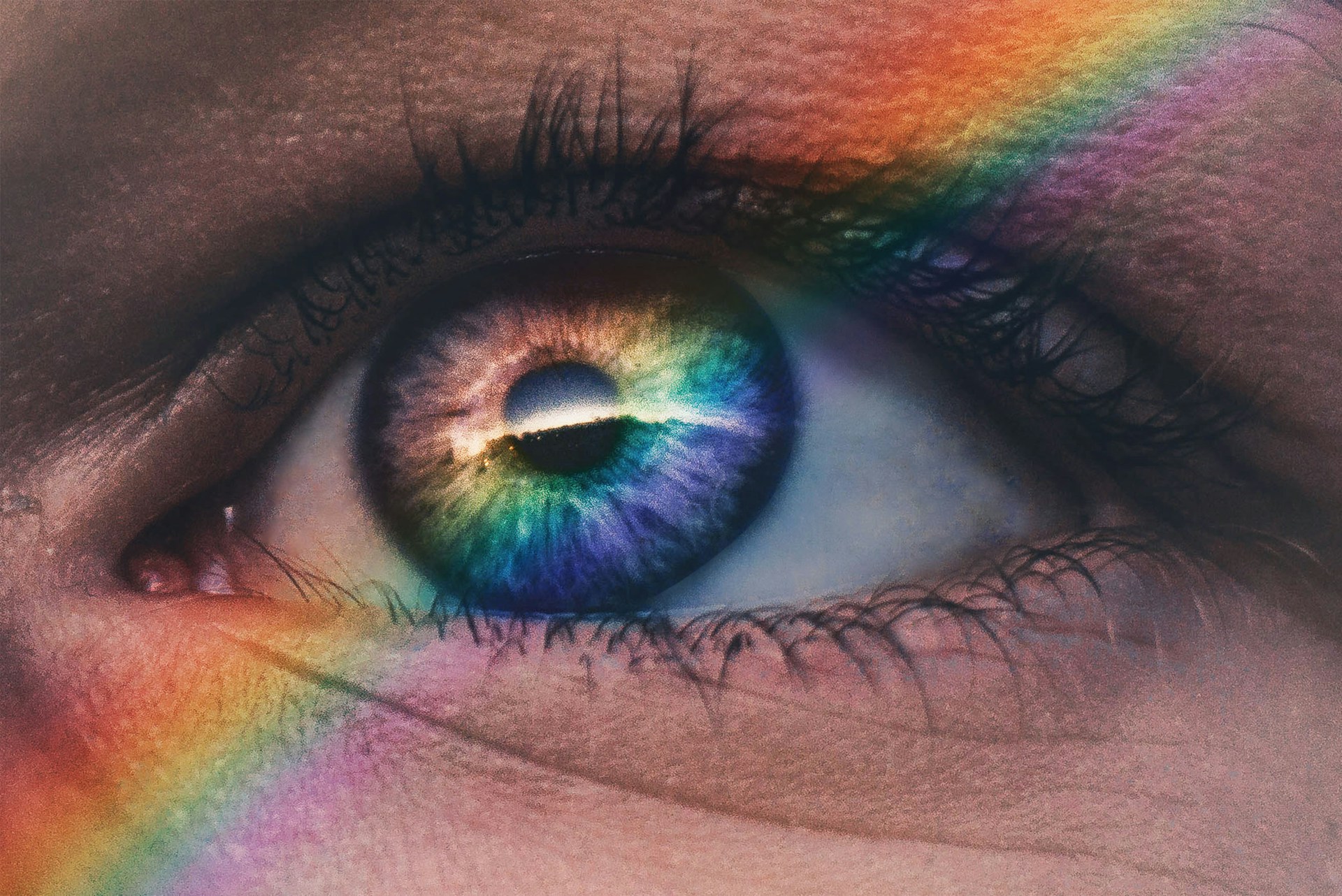 Un arco iris brillando sobre el ojo de alguien | Fuente: Unsplash
