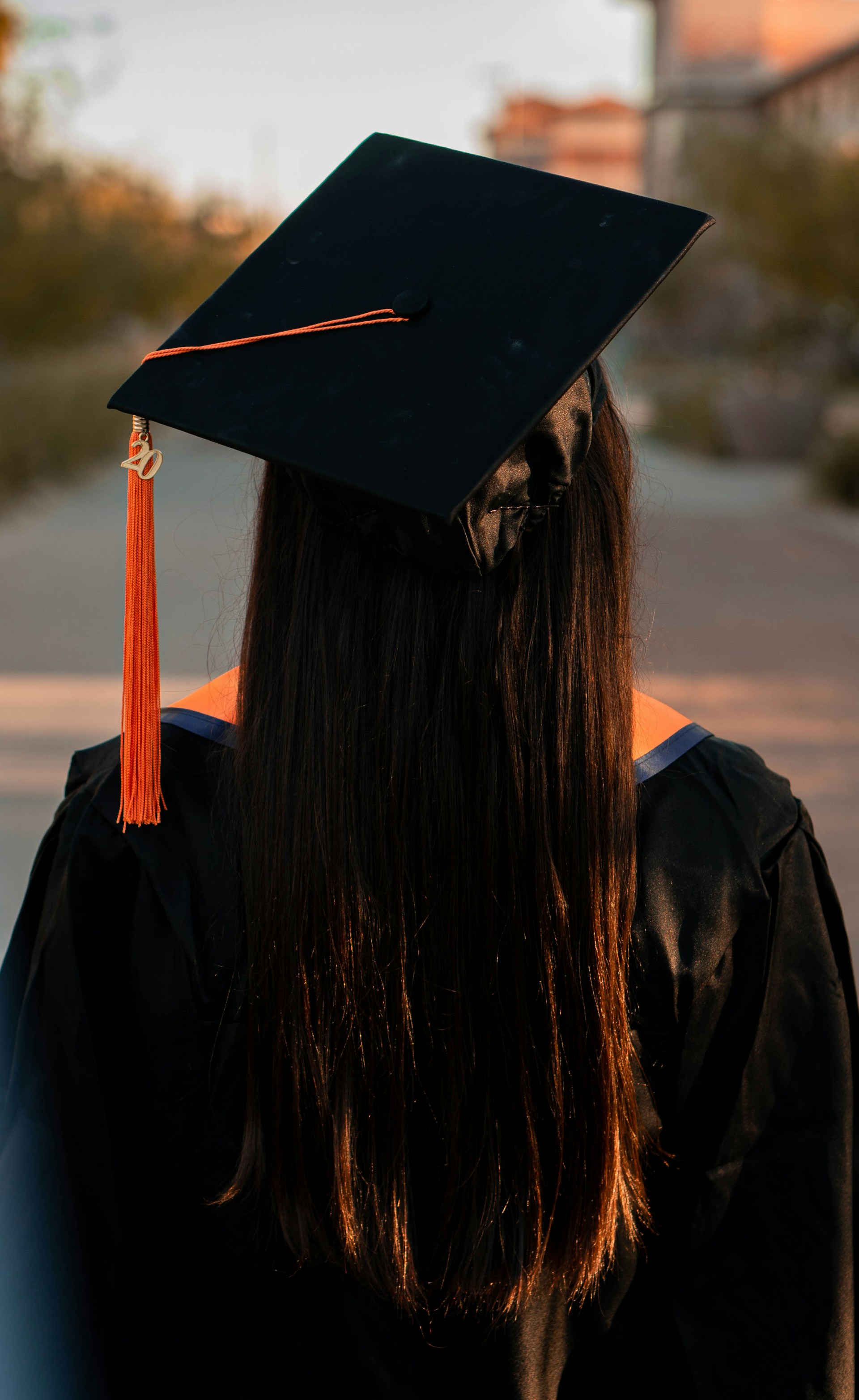 Una mujer con toga y birrete de graduación | Fuente: Unsplash