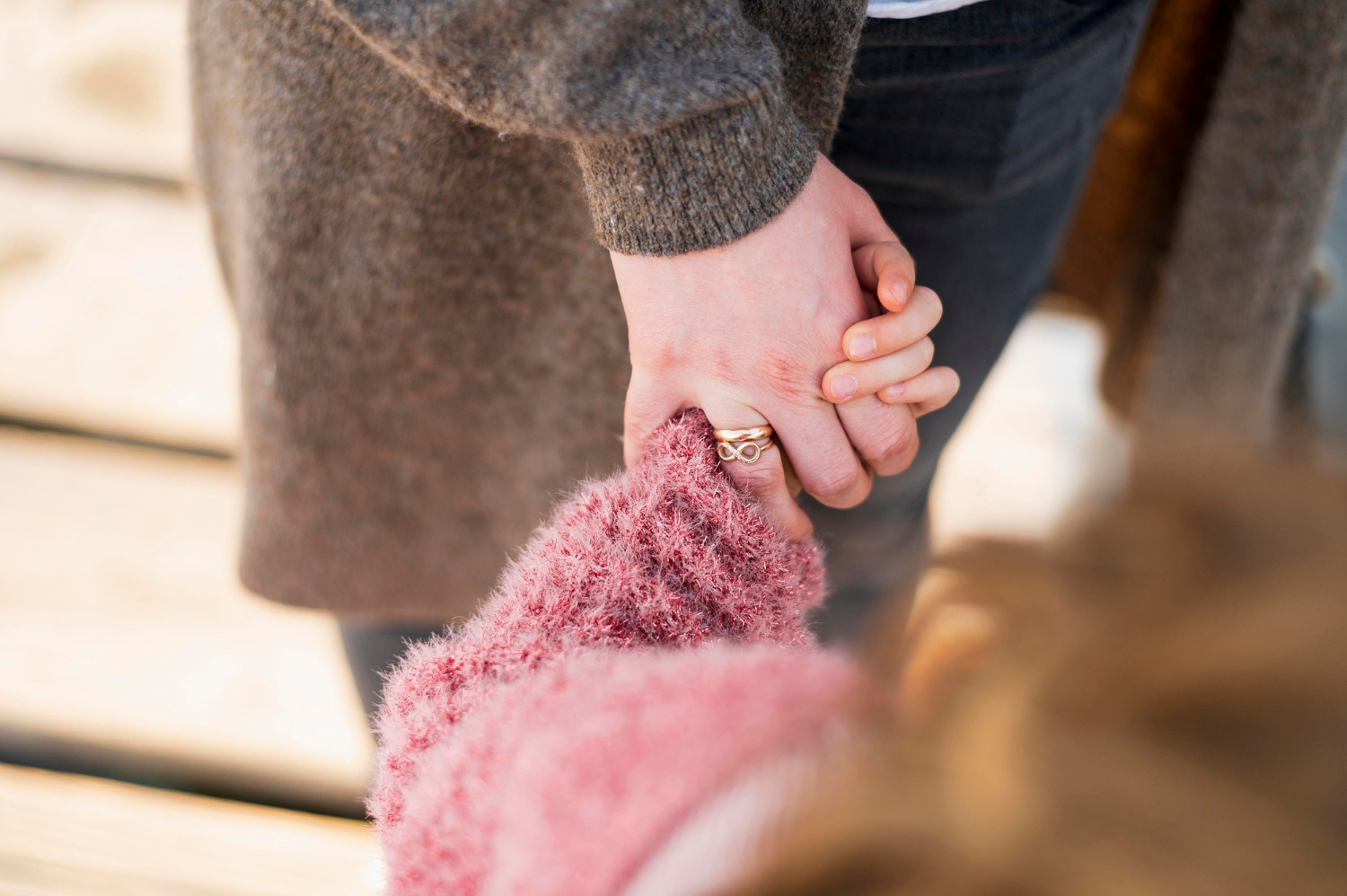 Una mujer de la mano a una niña | Fuente: Freepik