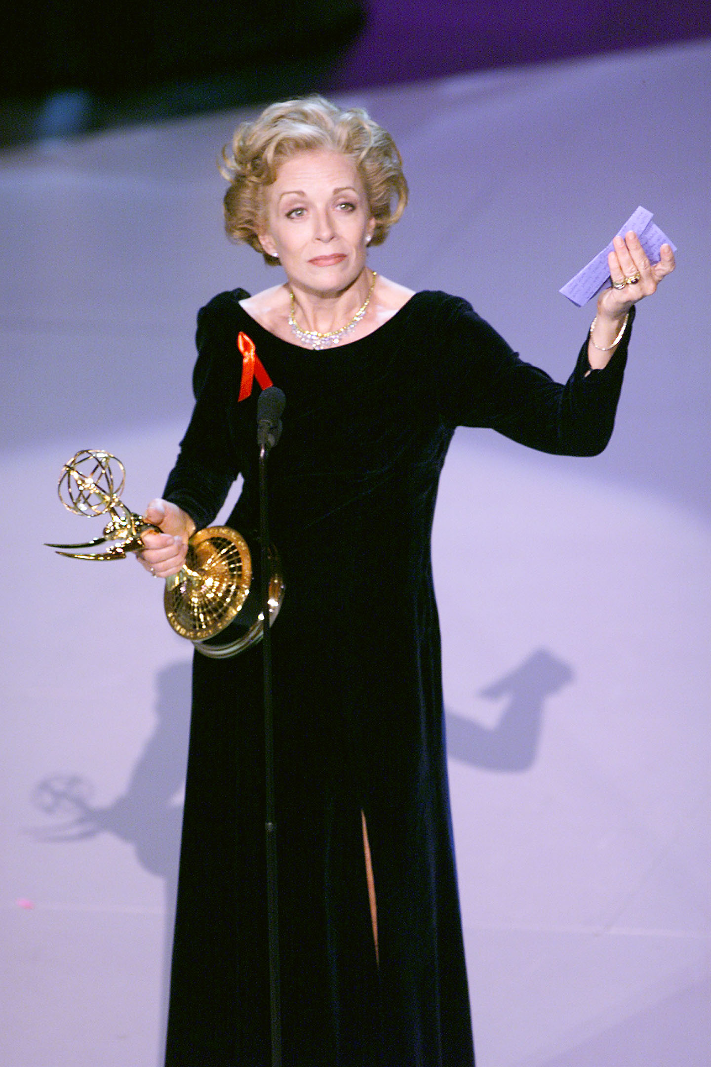 Holland Taylor sostiene su Emmy a la mejor actriz de reparto en una serie dramática en la 51.ª edición de los Premios Primetime Emmy, celebrada en Los Ángeles el 13 de septiembre de 1999. Taylor comentó más tarde que casi nunca hablaba de sus relaciones personales en las entrevistas. | Fuente: Getty Images