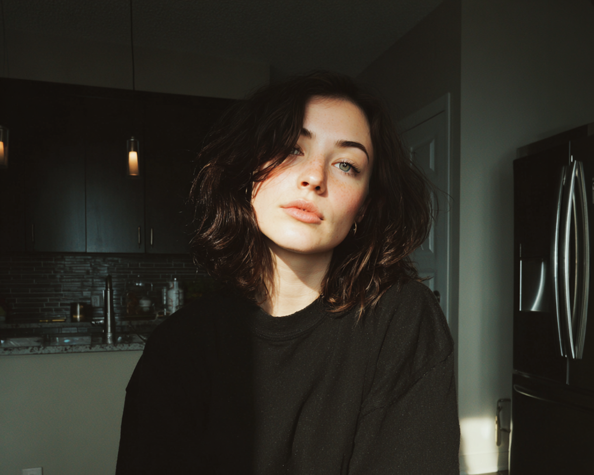 Una mujer sentada a la mesa de la cocina | Fuente: Midjourney