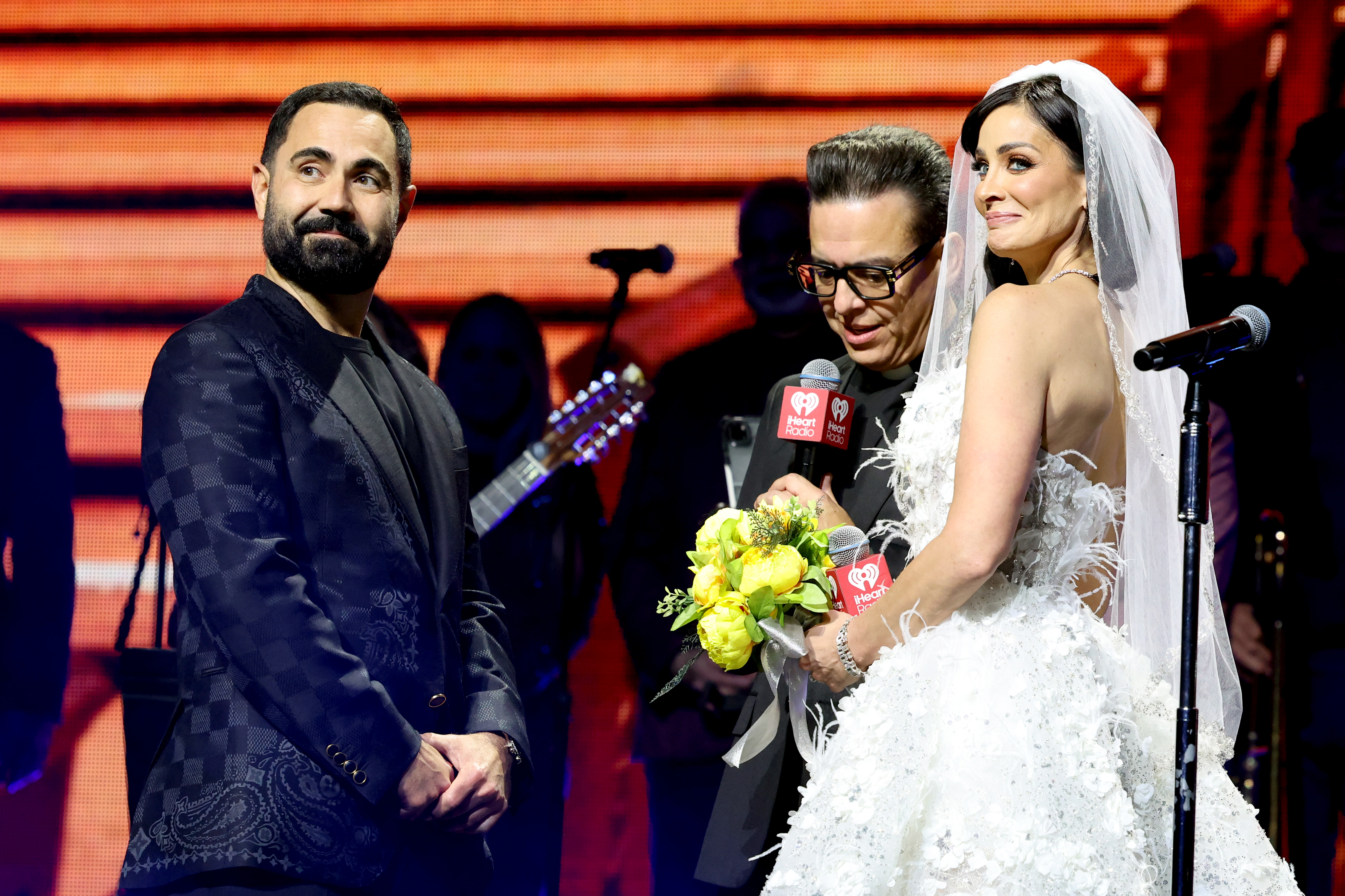Enrique Santos y Dayanara Torres en el escenario durante iHeartRadio Fiesta Latina 2025 en Kaseya Center el 25 de octubre de 2025 en Miami, Florida. | Fuente: Getty Images