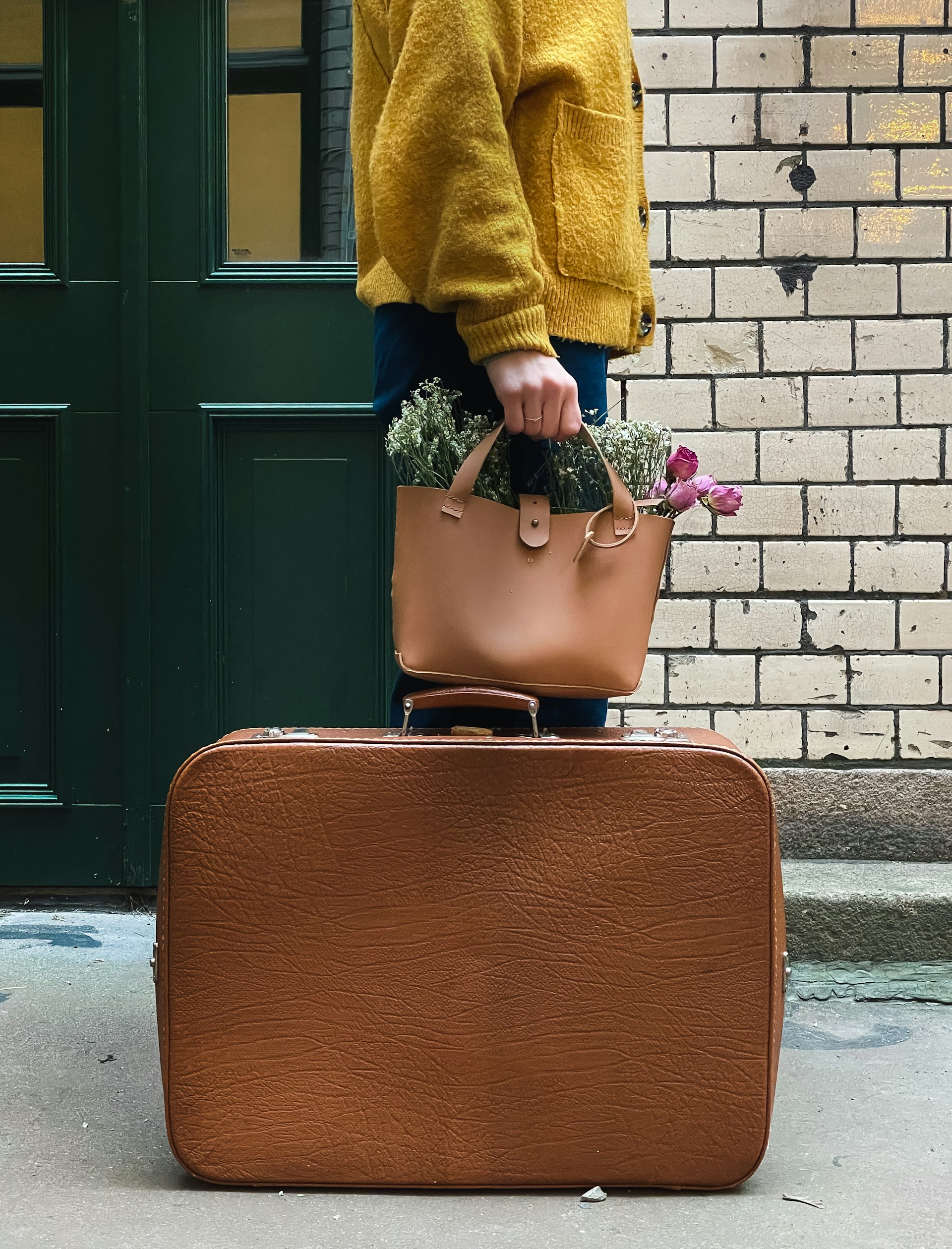 Una mujer junto a una maleta | Fuente: Unsplash