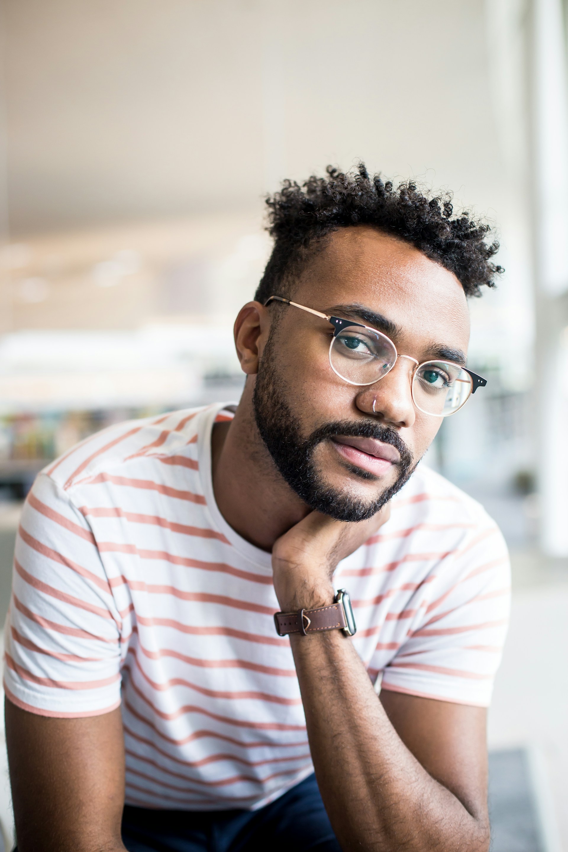 Un hombre observa a alguien pensativo | Fuente: Unsplash