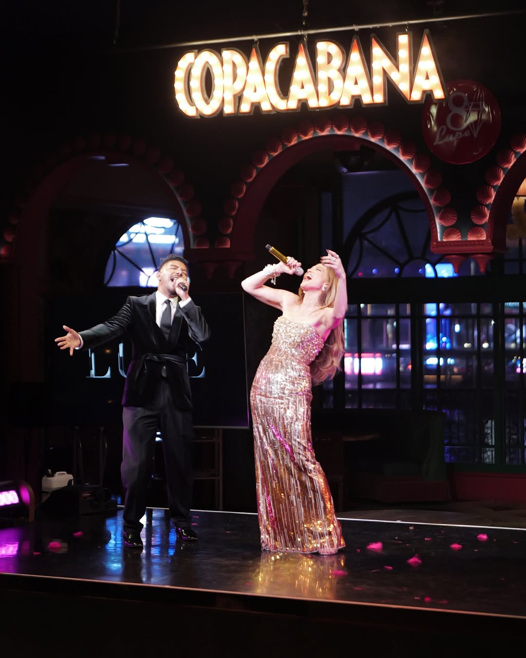 Jennifer Lopez sobre el escenario en el cumpleaños número 80 de su madre Guadalupe Rodríguez | Fuente: Instagram/jlo