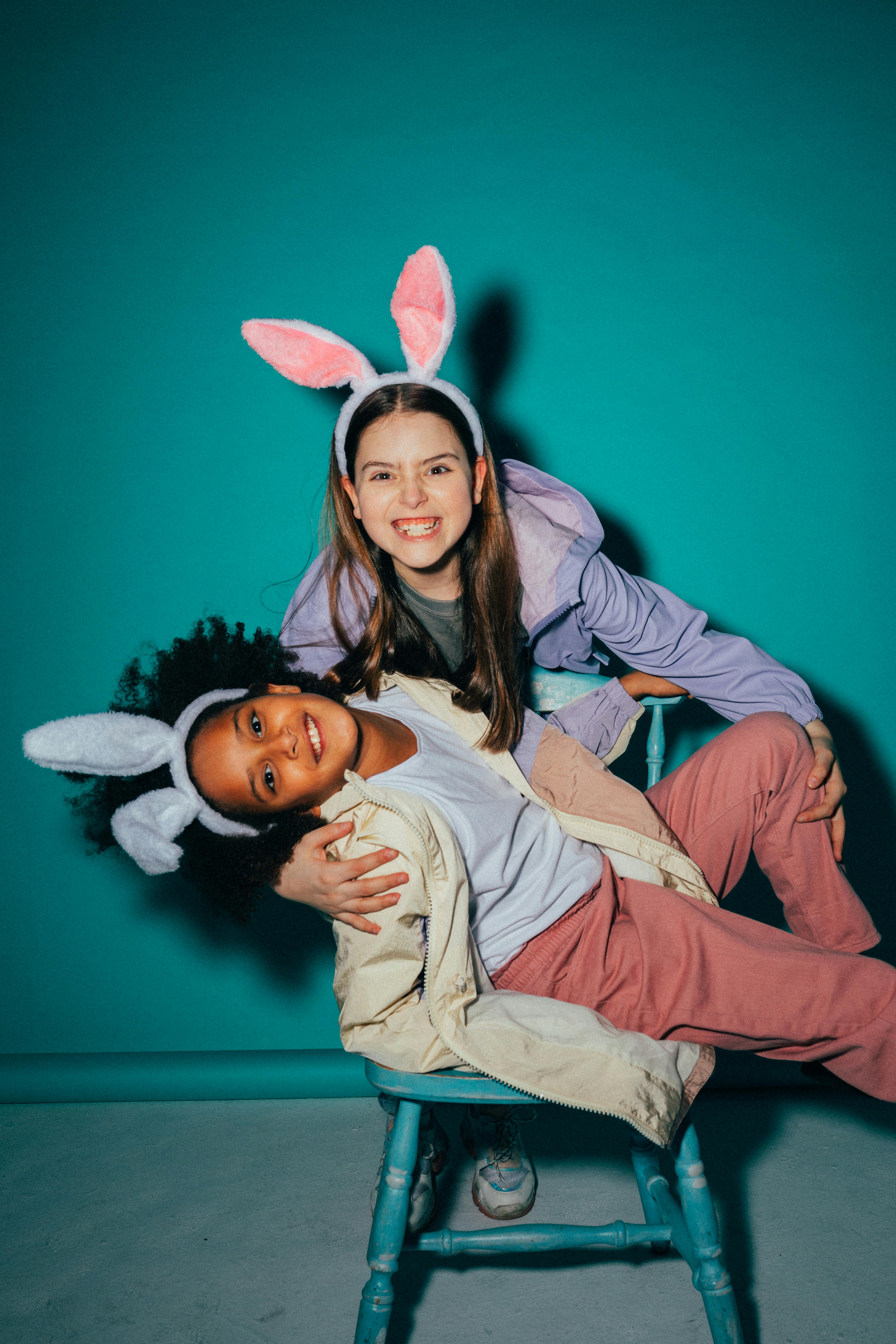 Dos chicas con orejas de conejo | Fuente: Pexels
