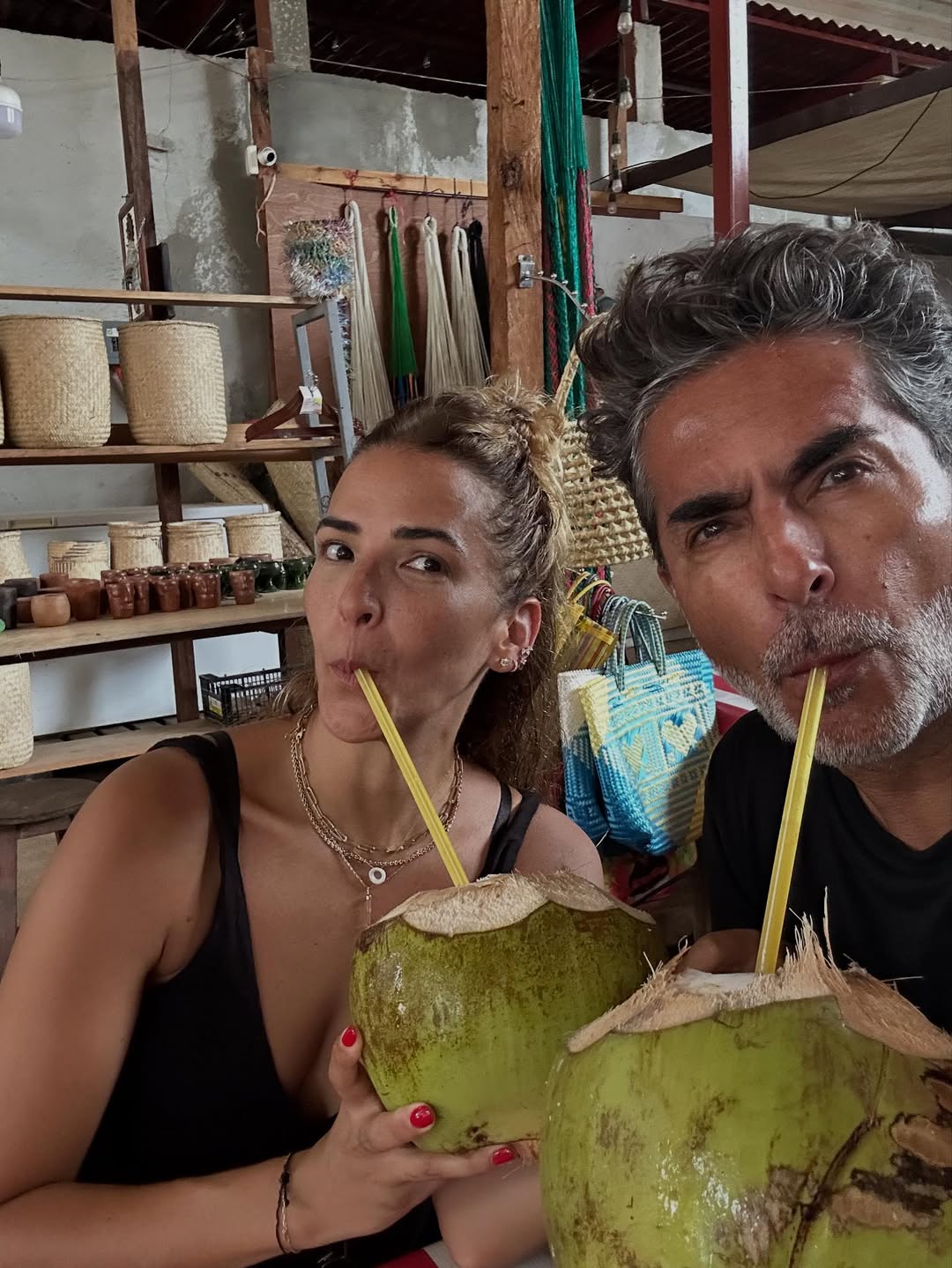 Raúl Araiza junto a su novia Yaya tomando agua de coco. | Fuente: Instagram/@negroaraiza