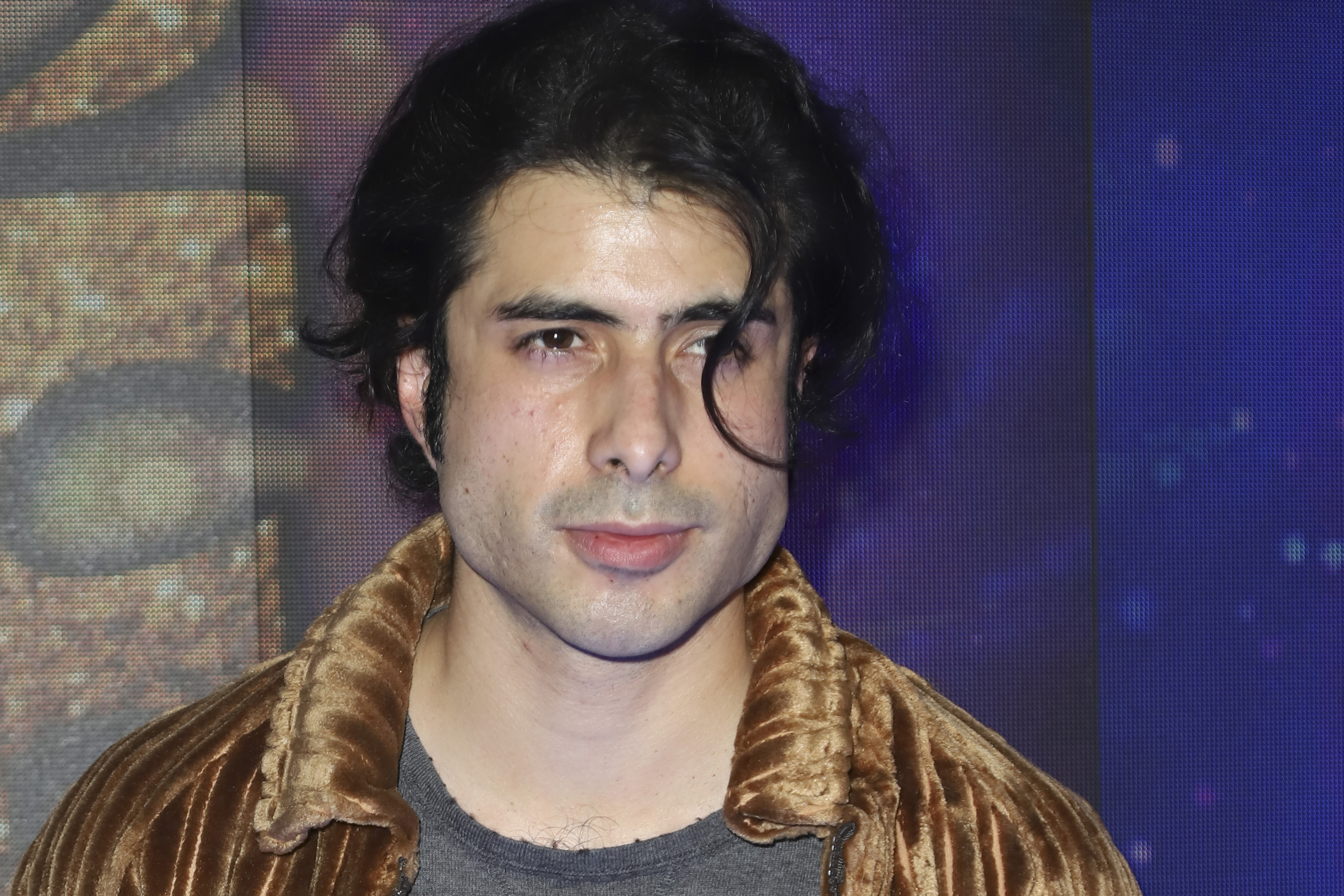 José Ángel Bichir posa para una foto durante la noche de estreno del musical 'José El Soñador' en el Centro Cultural Teatro 1 el 16 de febrero de 2022 en la Ciudad de México, México. | Fuente: Getty Images.