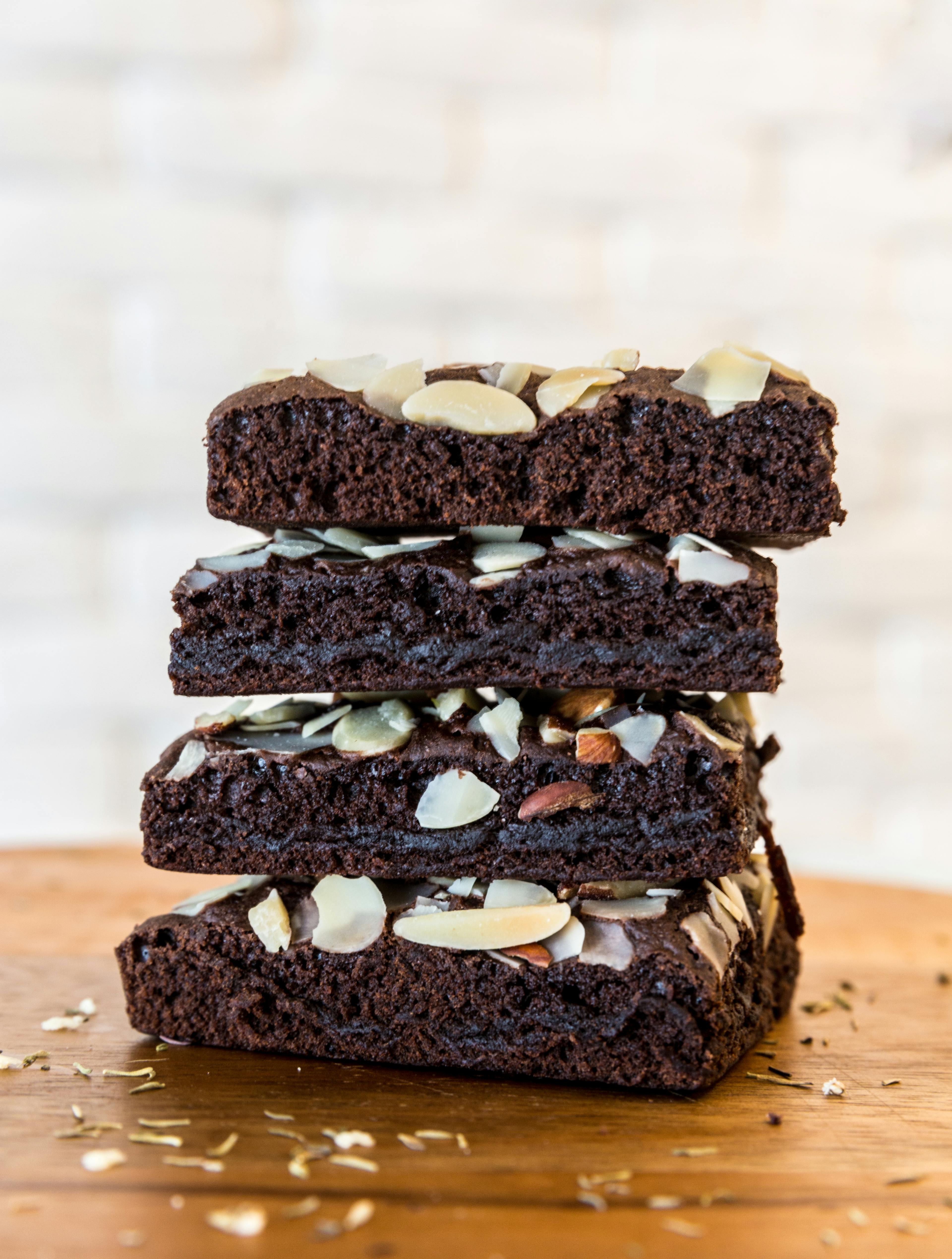 Brownies sobre una tabla de madera | Fuente: Pexels