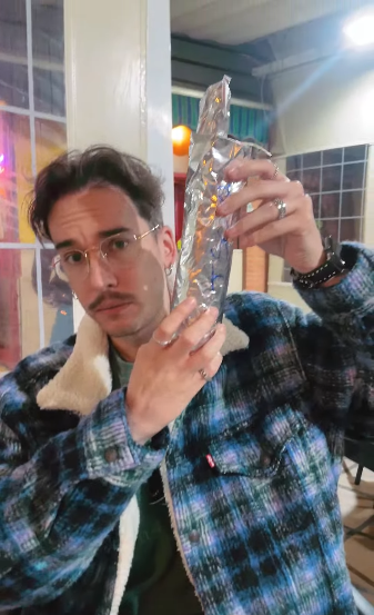 Juan Jyoza a punto de probar una comida. | Fuente: Instagram/@JUANJYOZA