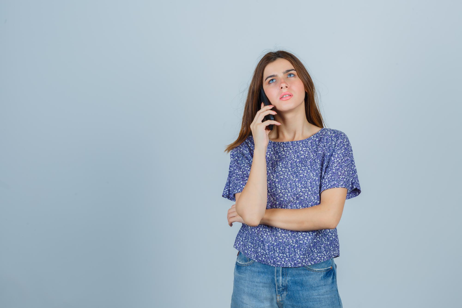 Una mujer preocupada hablando por teléfono | Fuente: Freepik