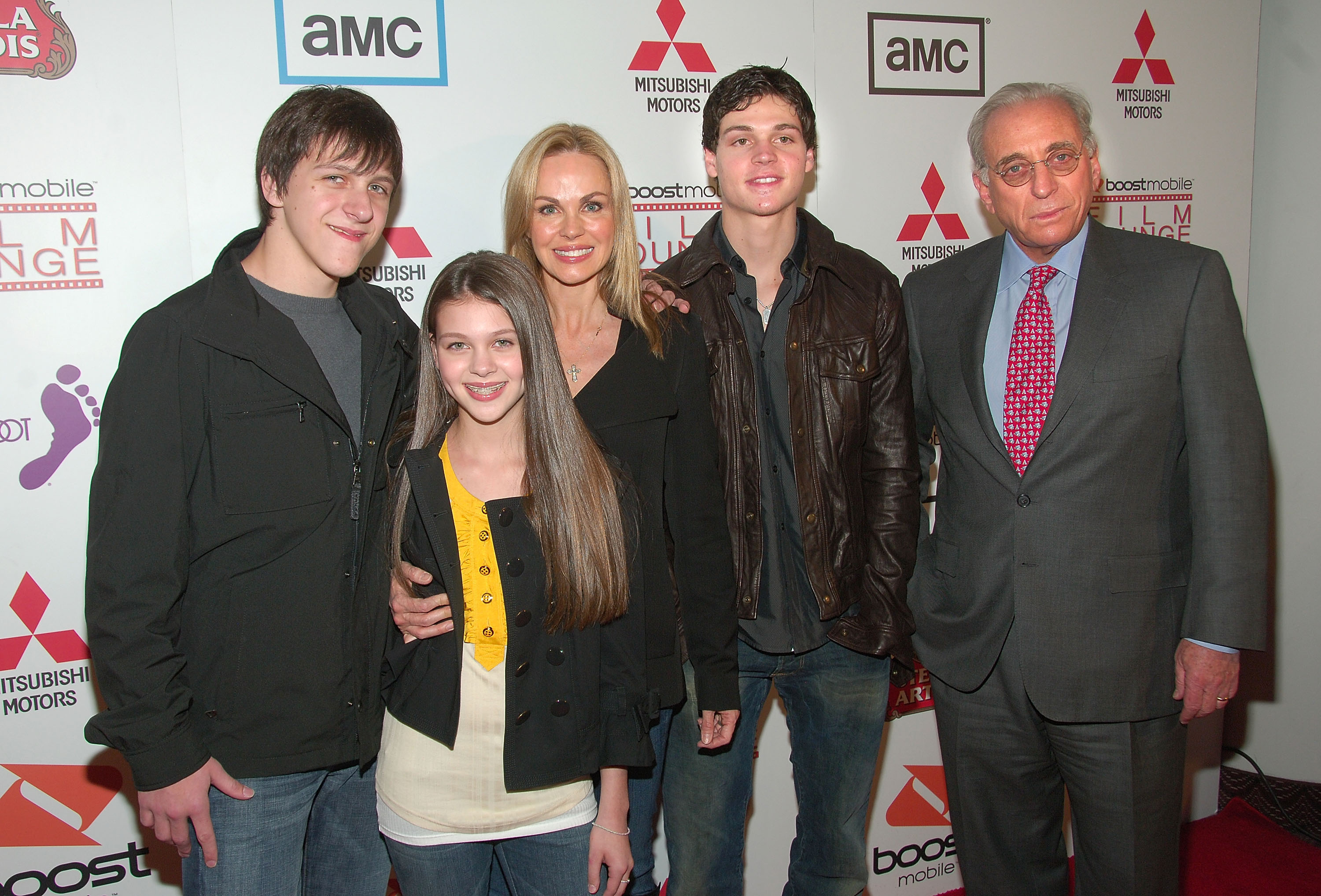 Nicola y Nelson Peltz con su familia en el estreno de "Harold" en el cine de la calle 62 y Broadway en Nueva York el 30 de abril de 2008. | Fuente: Getty Images.