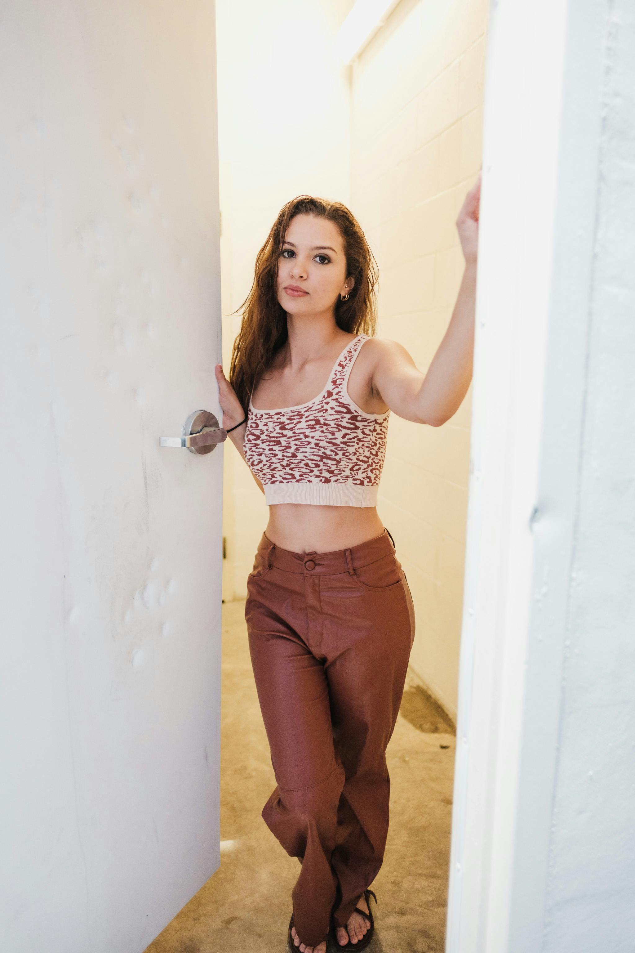 Una mujer abriendo una puerta | Fuente: Pexels