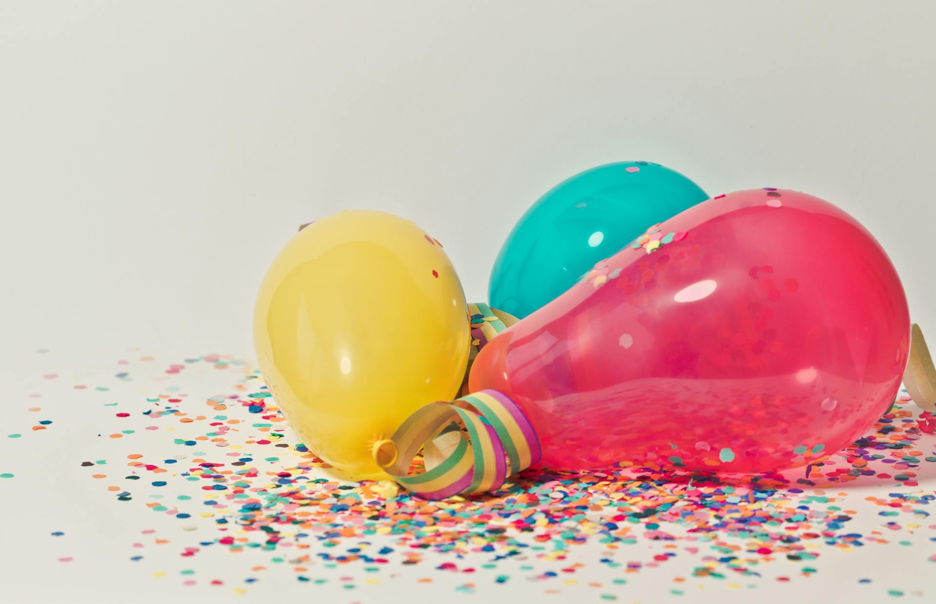 Globos de colores con confeti | Fuente: Pexels