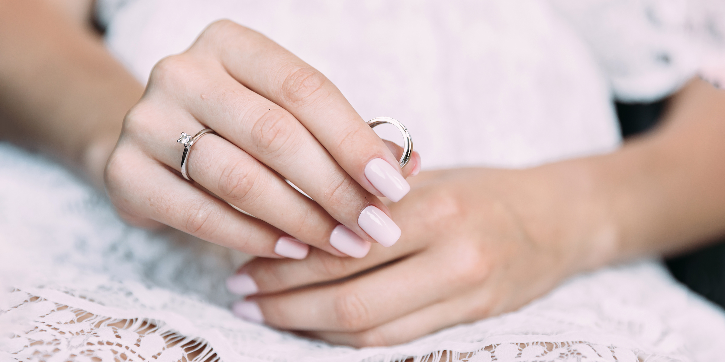 Una novia sujetando un anillo | Fuente: Shutterstock