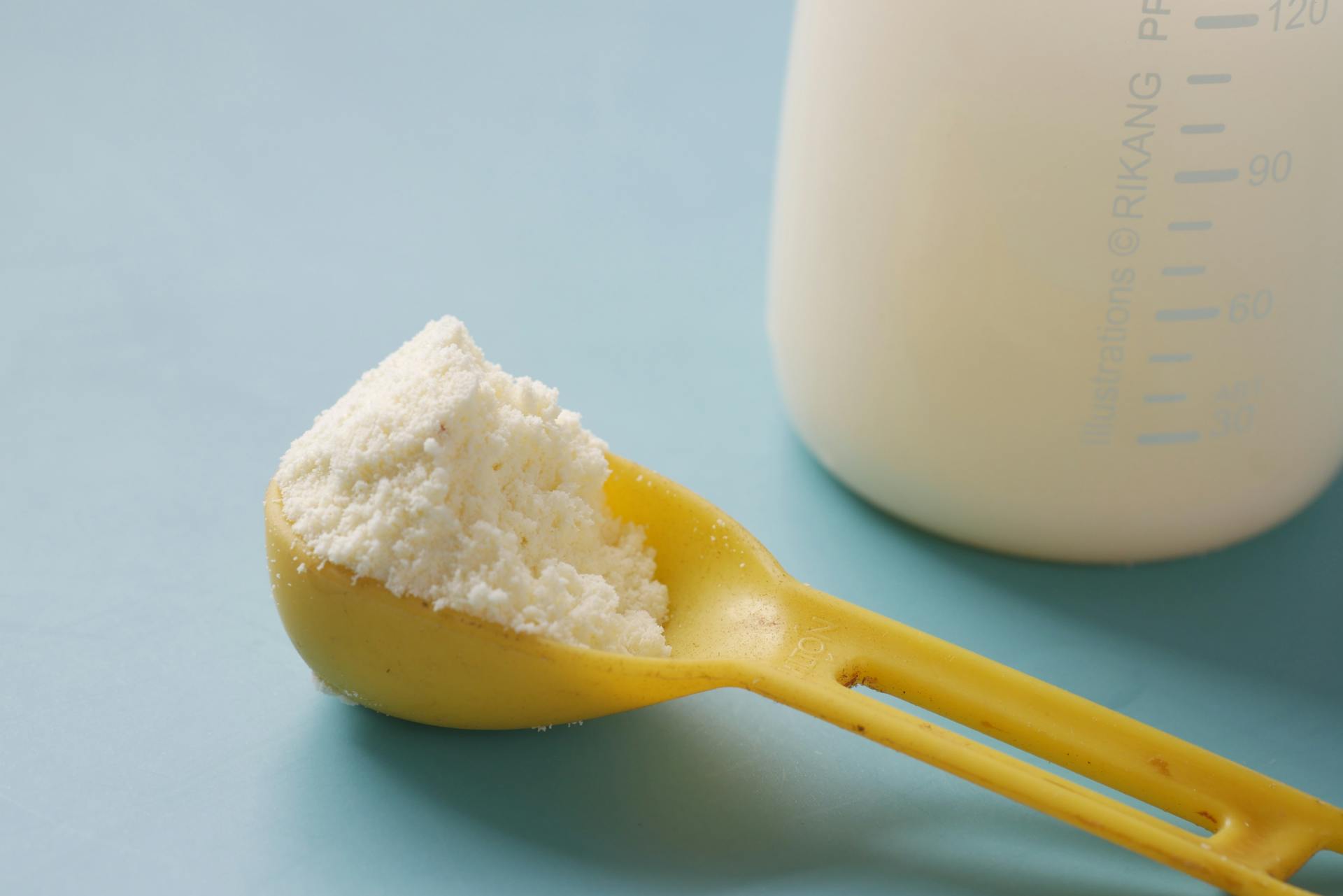 Una cuchara de preparado para bebés | Fuente: Pexels