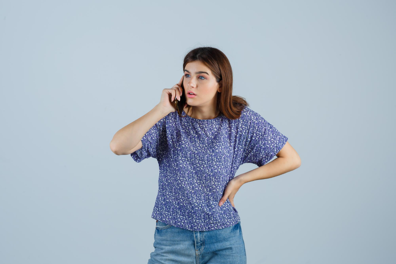 Una mujer molesta hablando por teléfono | Fuente: Freepik