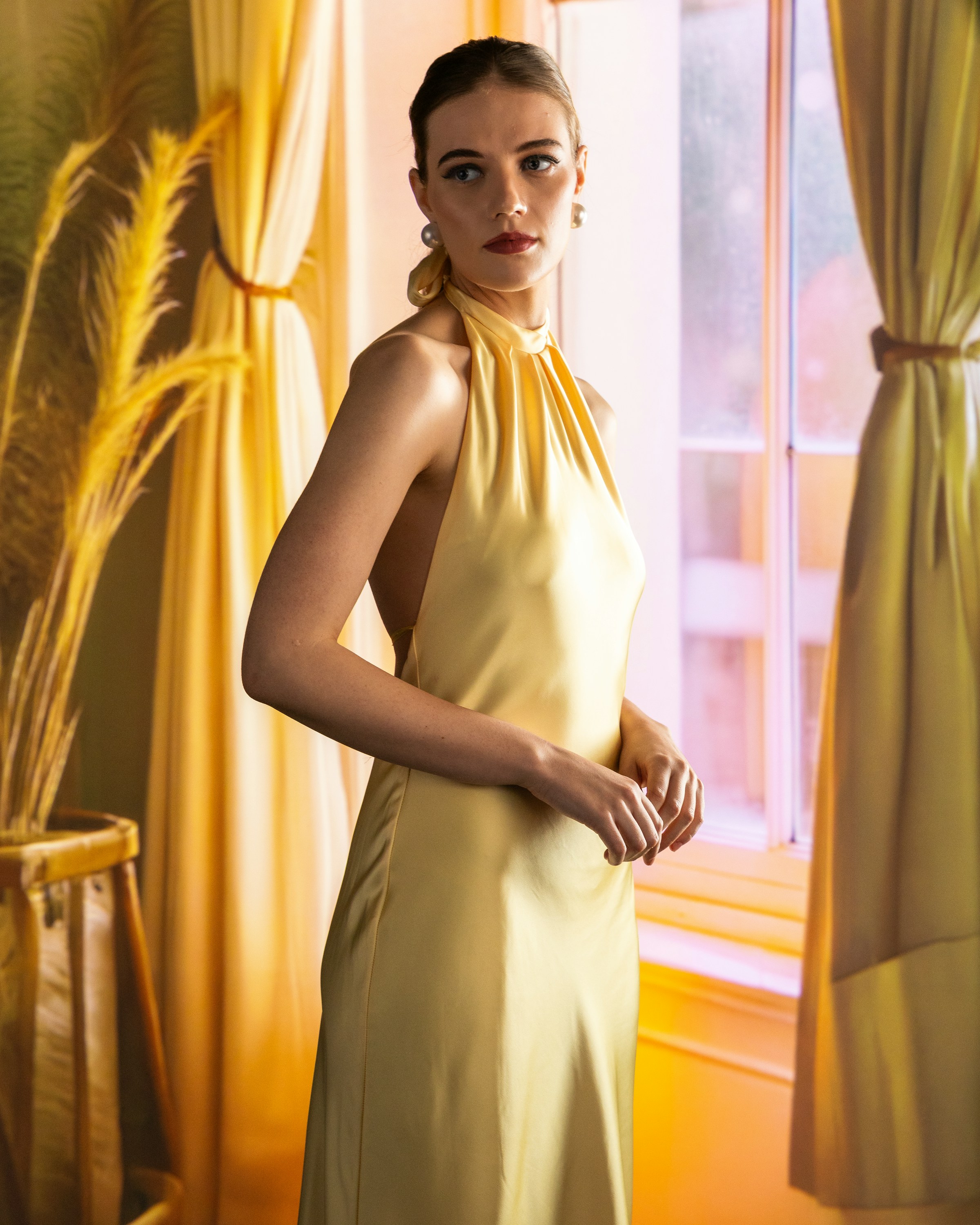 Una mujer a la moda con un vestido dorado | Fuente: Unsplash