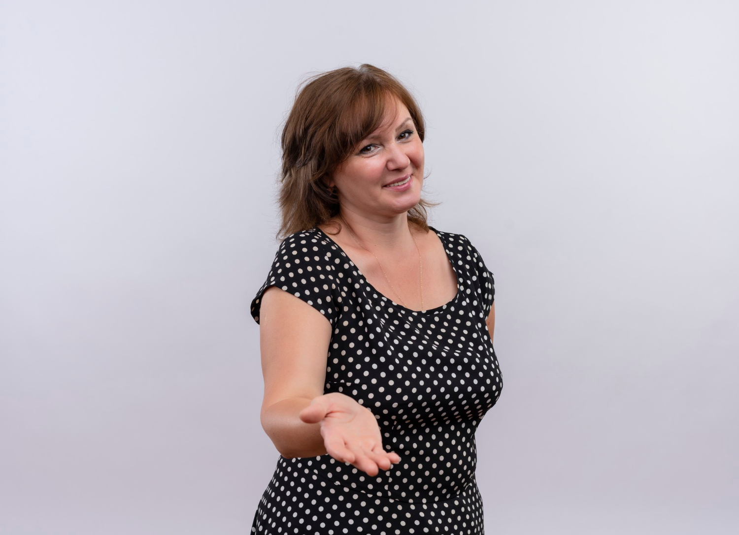 Una mujer sonriente extendiendo la mano | Fuente: Freepik