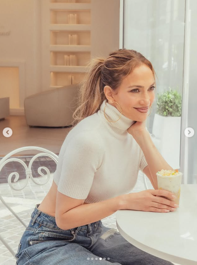 Jennifer Lopez sosteniendo un Pastel de Cumpleaños JLo con leche en un Café La La Land en Los Ángeles, California, de un post fechado el 23 de julio de 2025. | Fuente: Instagram/jlo
