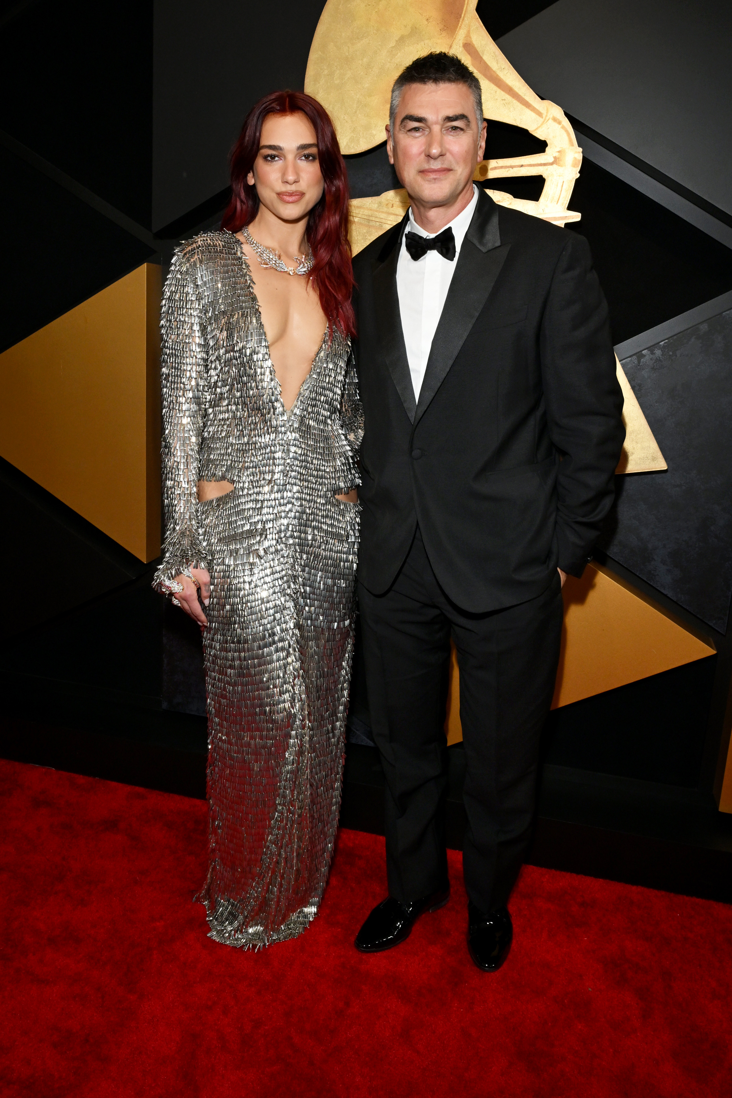 Dua Lipa y su padre la 66ª edición de los Premios Grammy en el Crypto.com Arena el 4 de febrero de 2024, en Los Ángeles, California. | Fuente: Getty Images