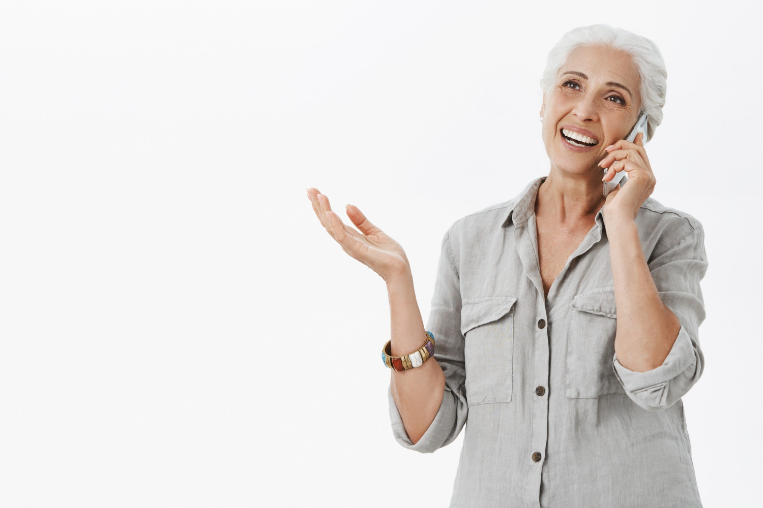 Una mujer mayor hablando por teléfono | Fuente: Freepik