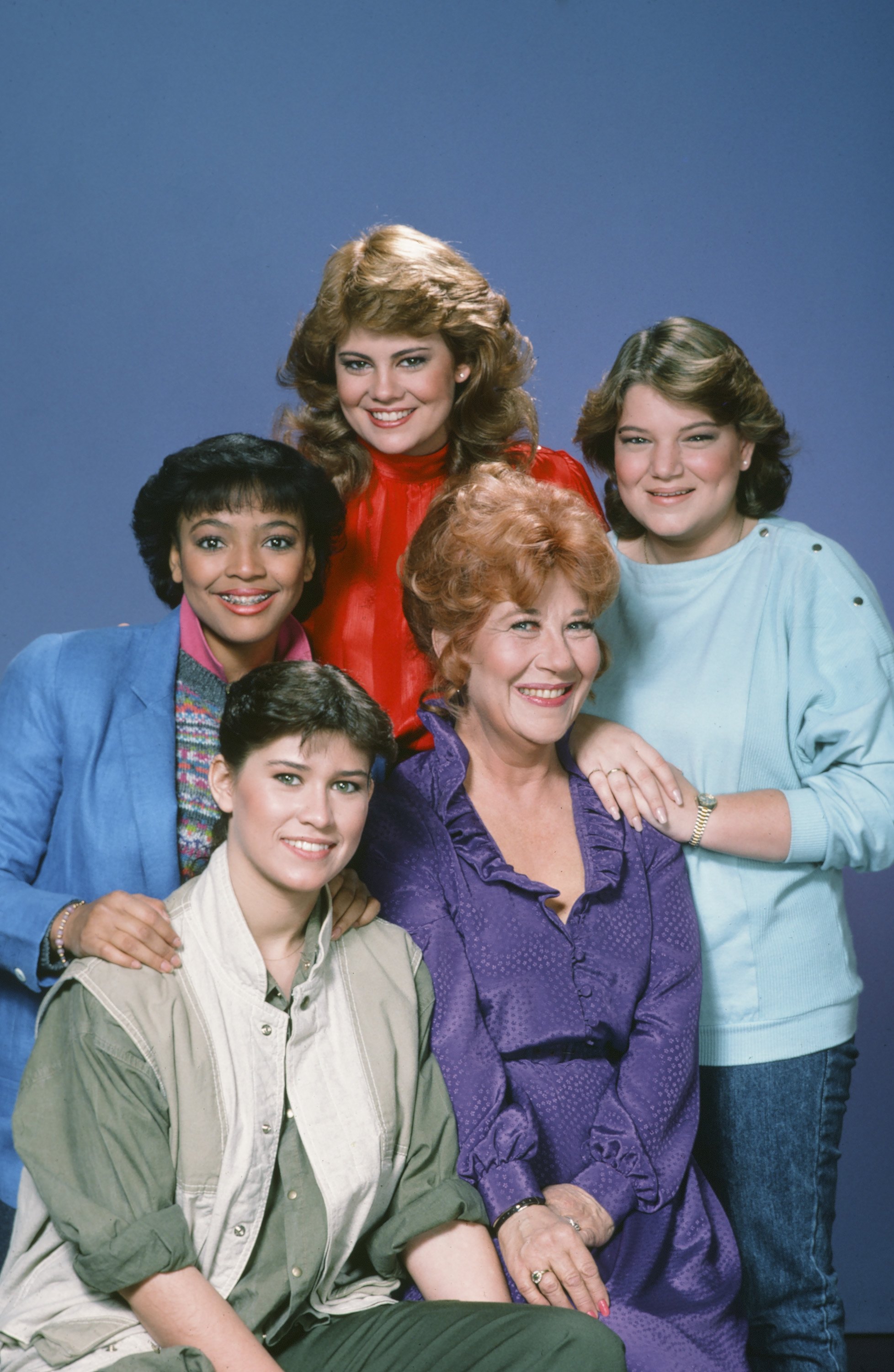 La actriz, Kim Fields, Lisa Whelchel, Mindy Cohn y Charlotte Rae en la quinta temporada de "The Facts of Life" en una foto sin fecha | Fuente: Getty Images