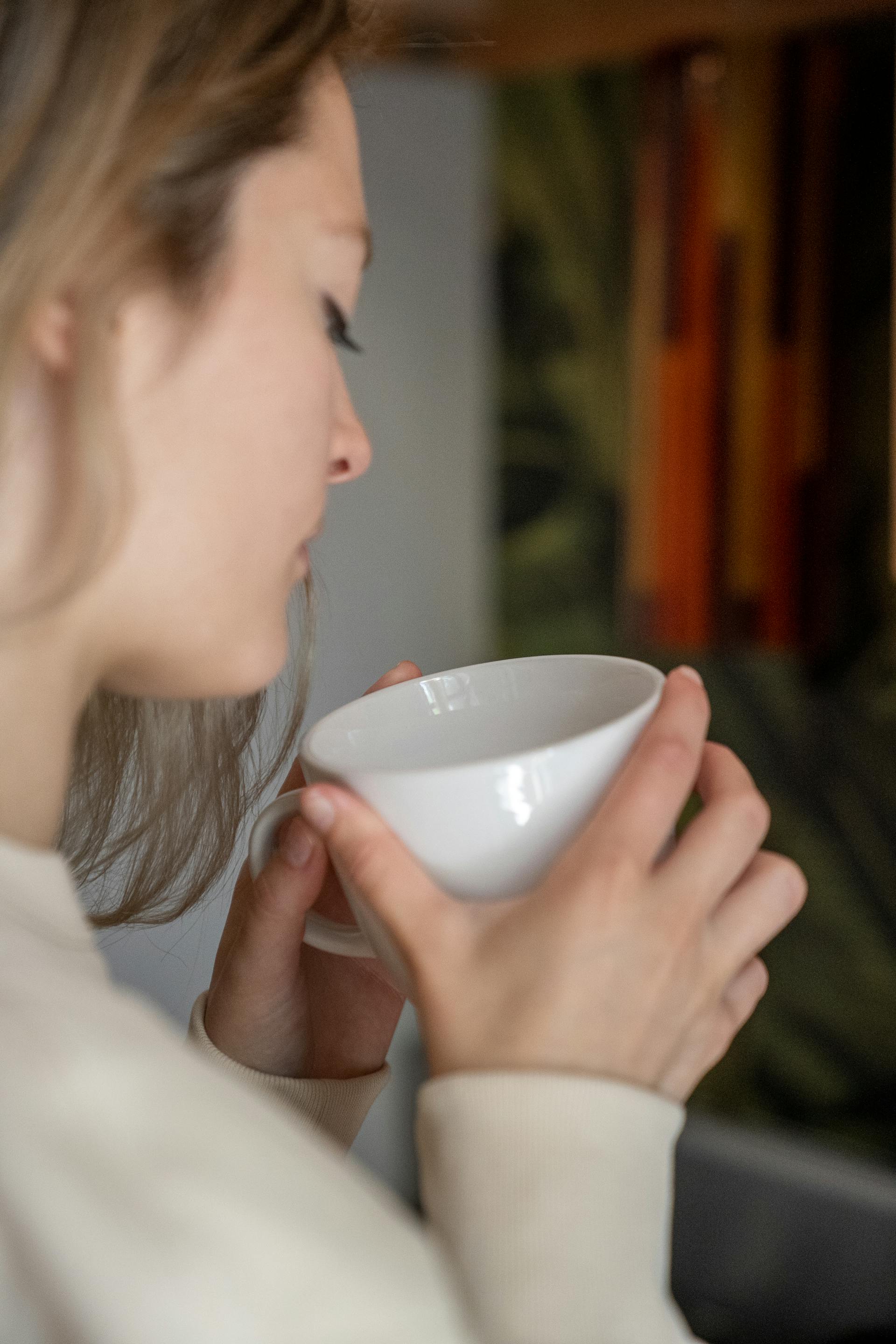 Una mujer sosteniendo una taza blanca | Fuente: Pexels