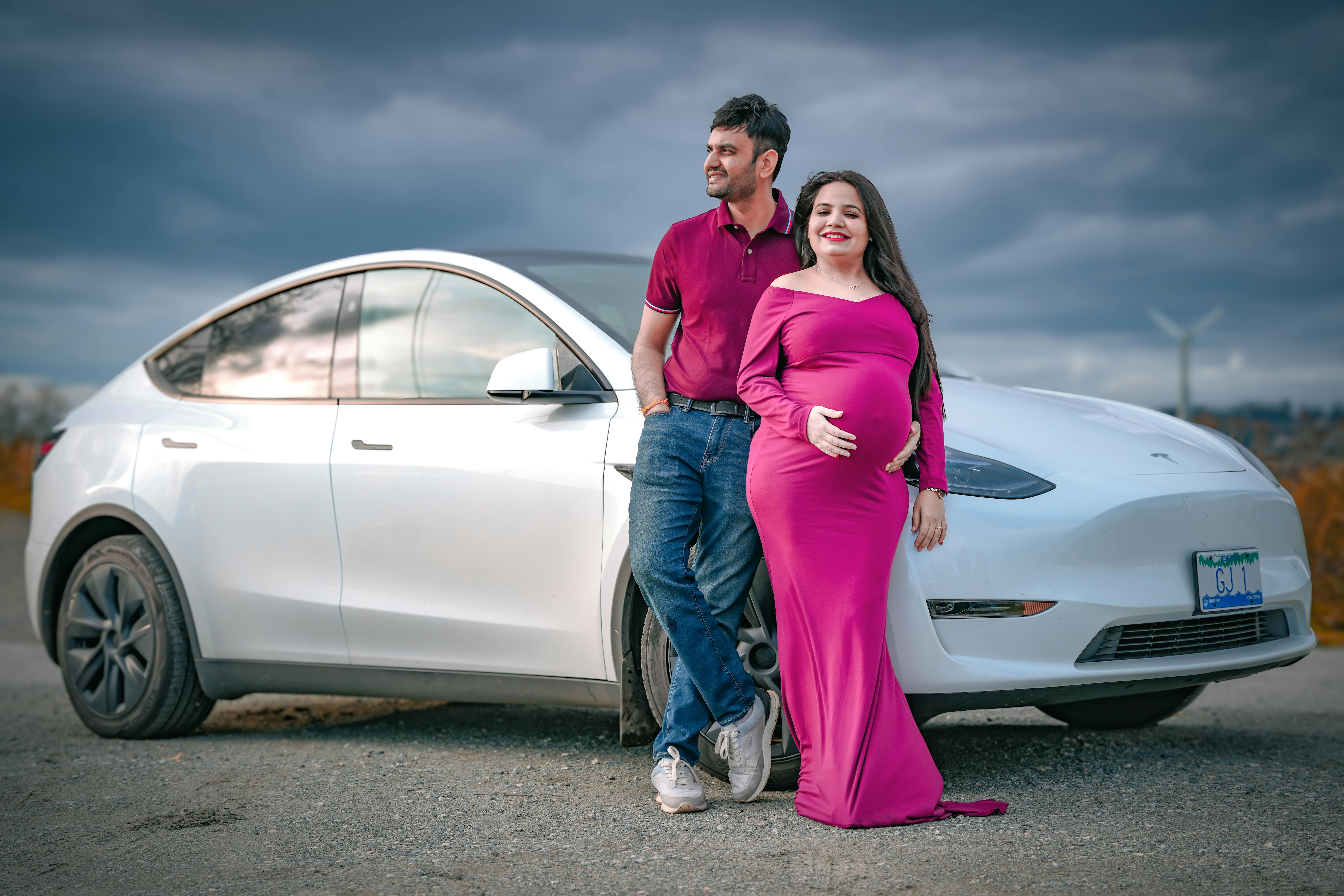 Una pareja posa delante de un Automóvil | Fuente: Pexels