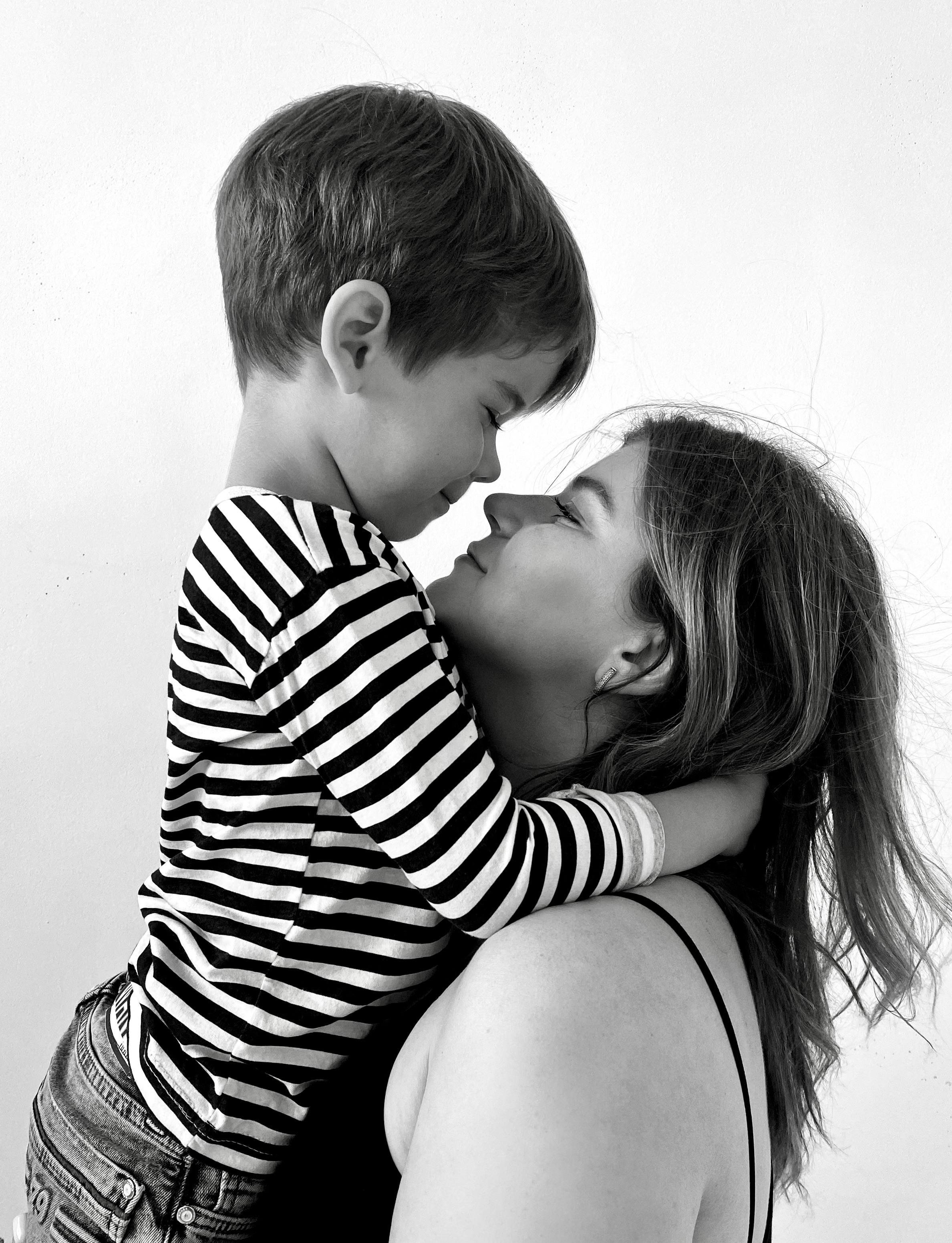 Imagen en escala de grises de una madre y su hijo | Fuente: Pexels